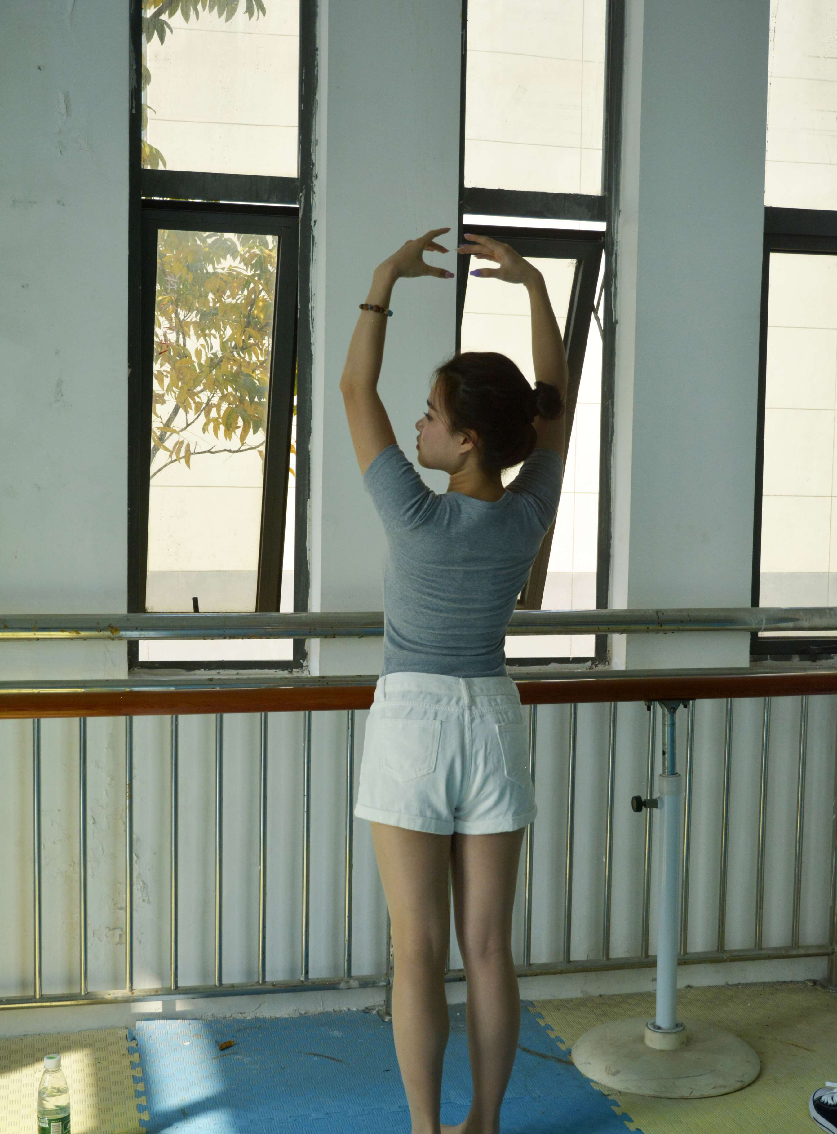 《茜茜 舞蹈热身》作品图