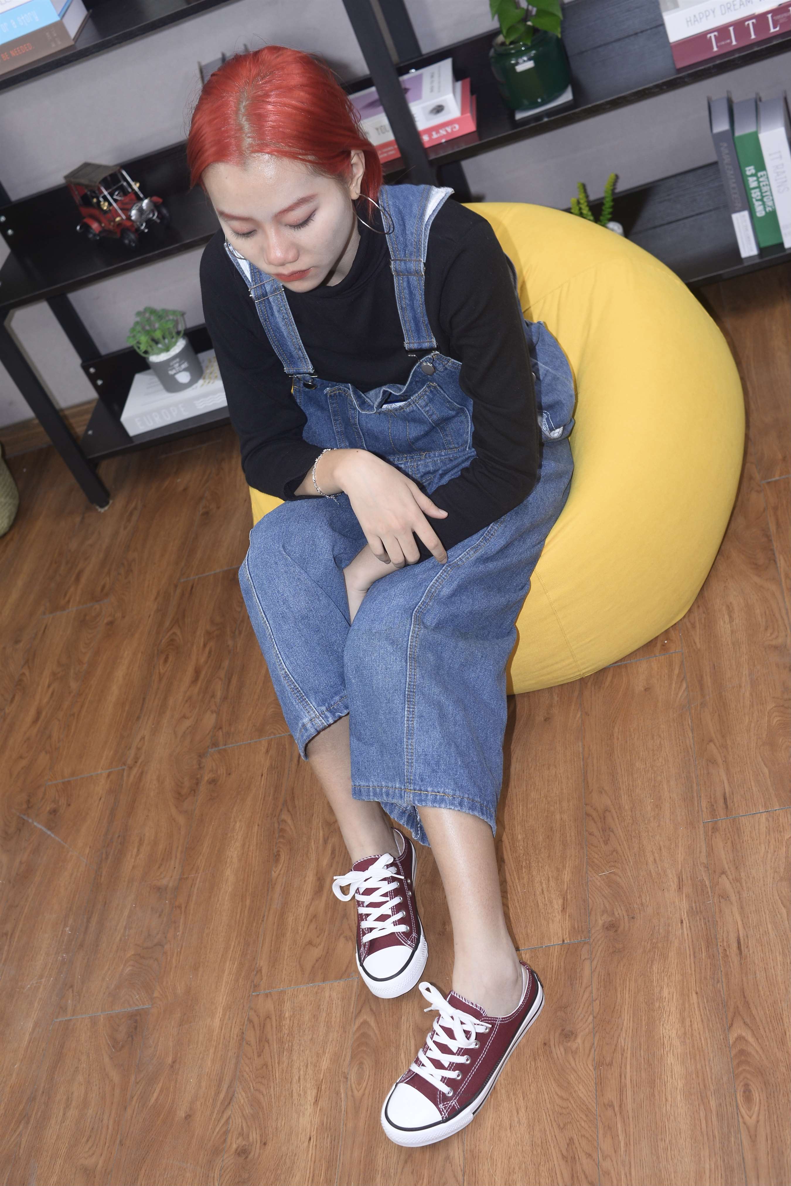 《红发少女帆布鞋の船袜脚【视频1个网盘下载】》作品图