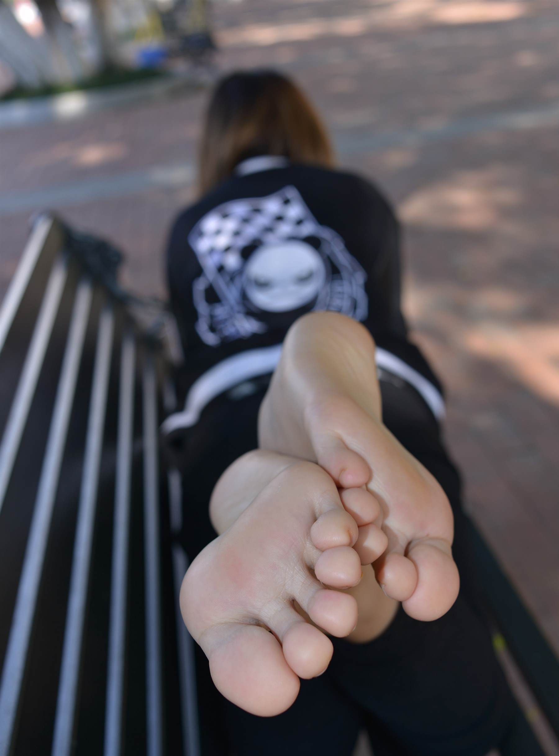 《休息椅上的裸足脚丫》作品图