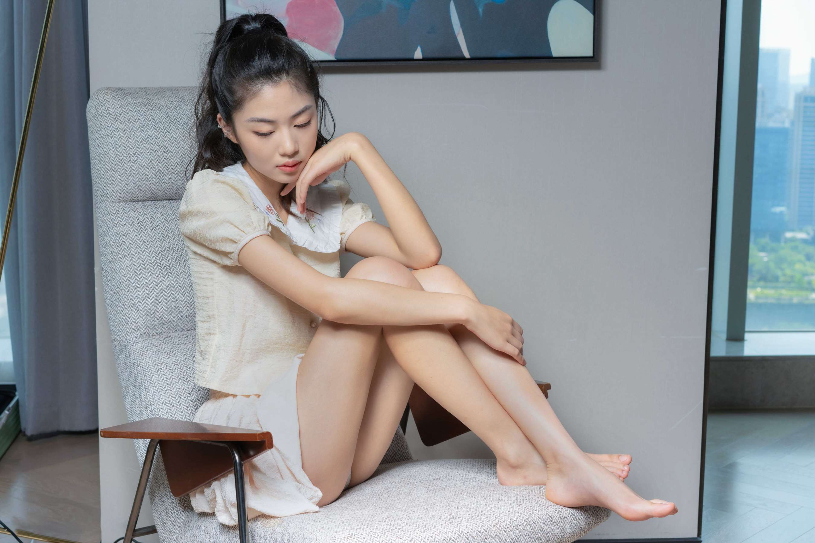 《季轩-穿着淑女裙女生的性感凉拖》作品图