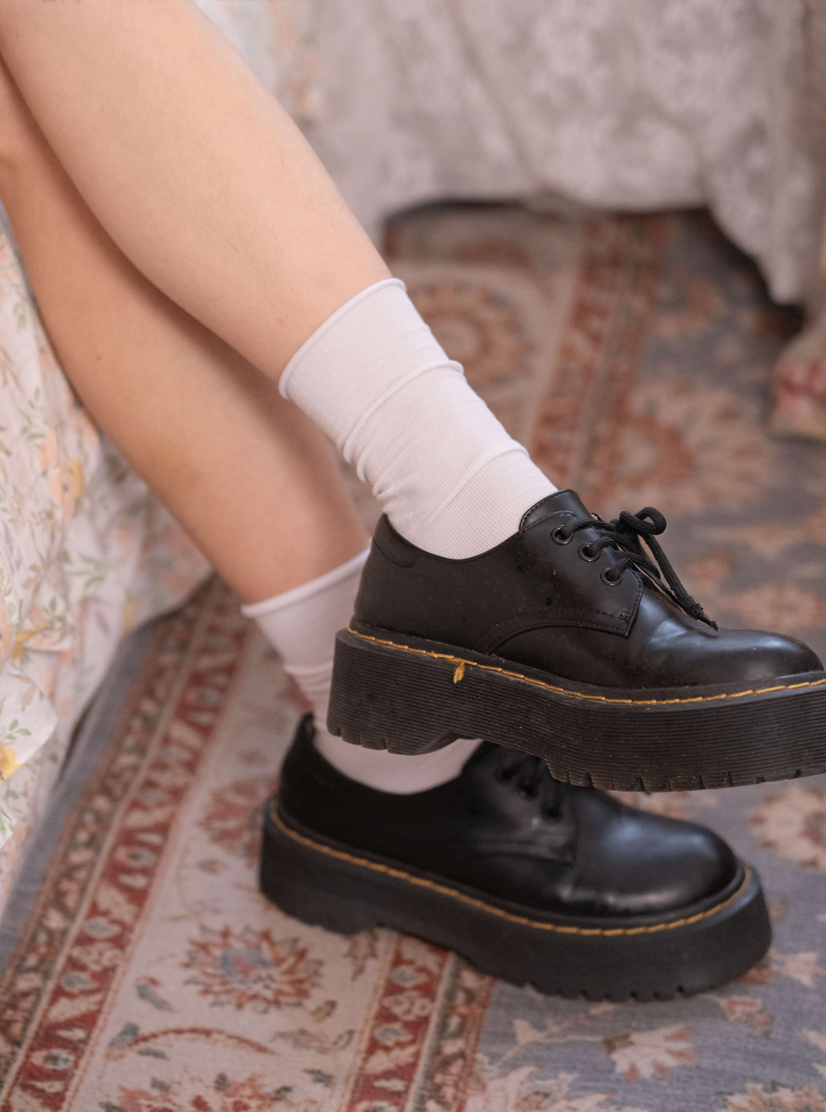 《艺艺-皮鞋白棉袜の裸足》作品图