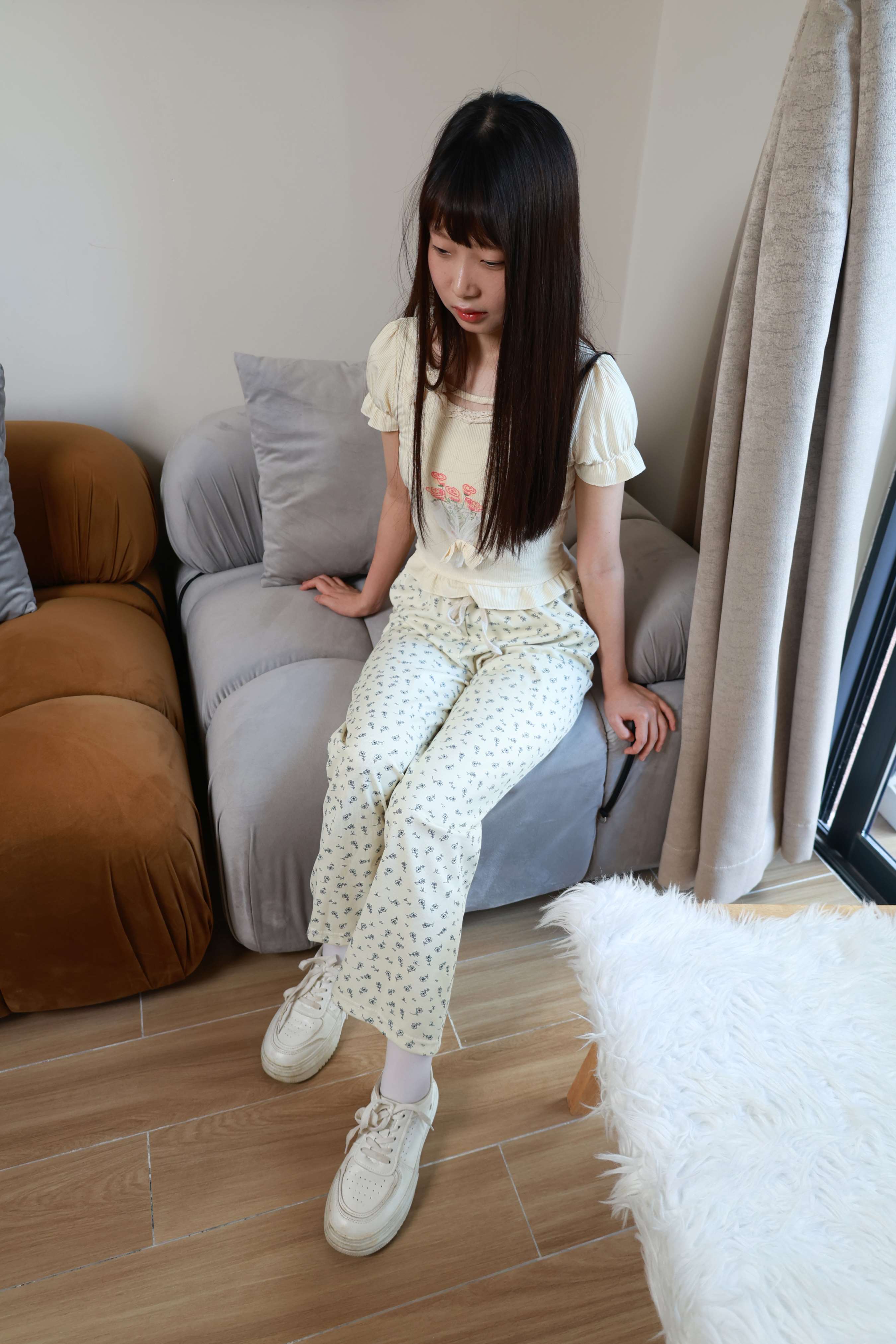 《学姐板鞋の长白袜足》作品图