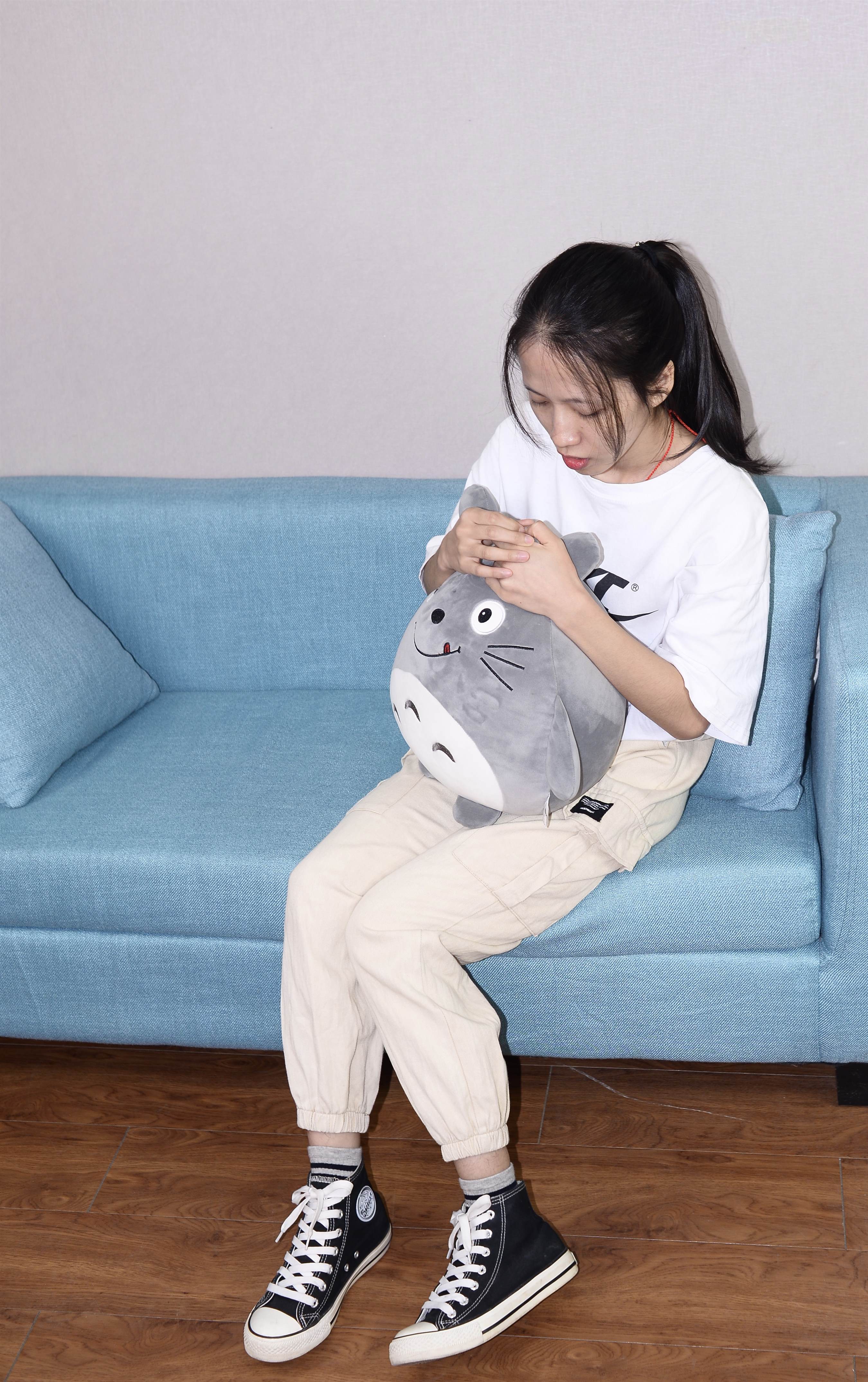 《龙猫抱枕の帆布鞋棉袜脚》作品图