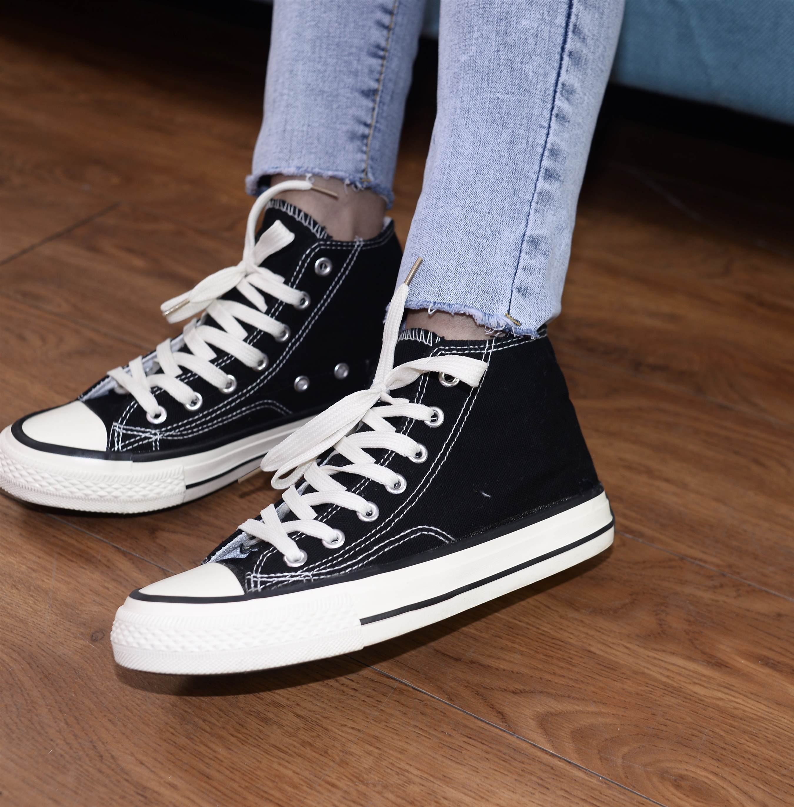 《牛仔裤の帆布鞋船袜脚》作品图