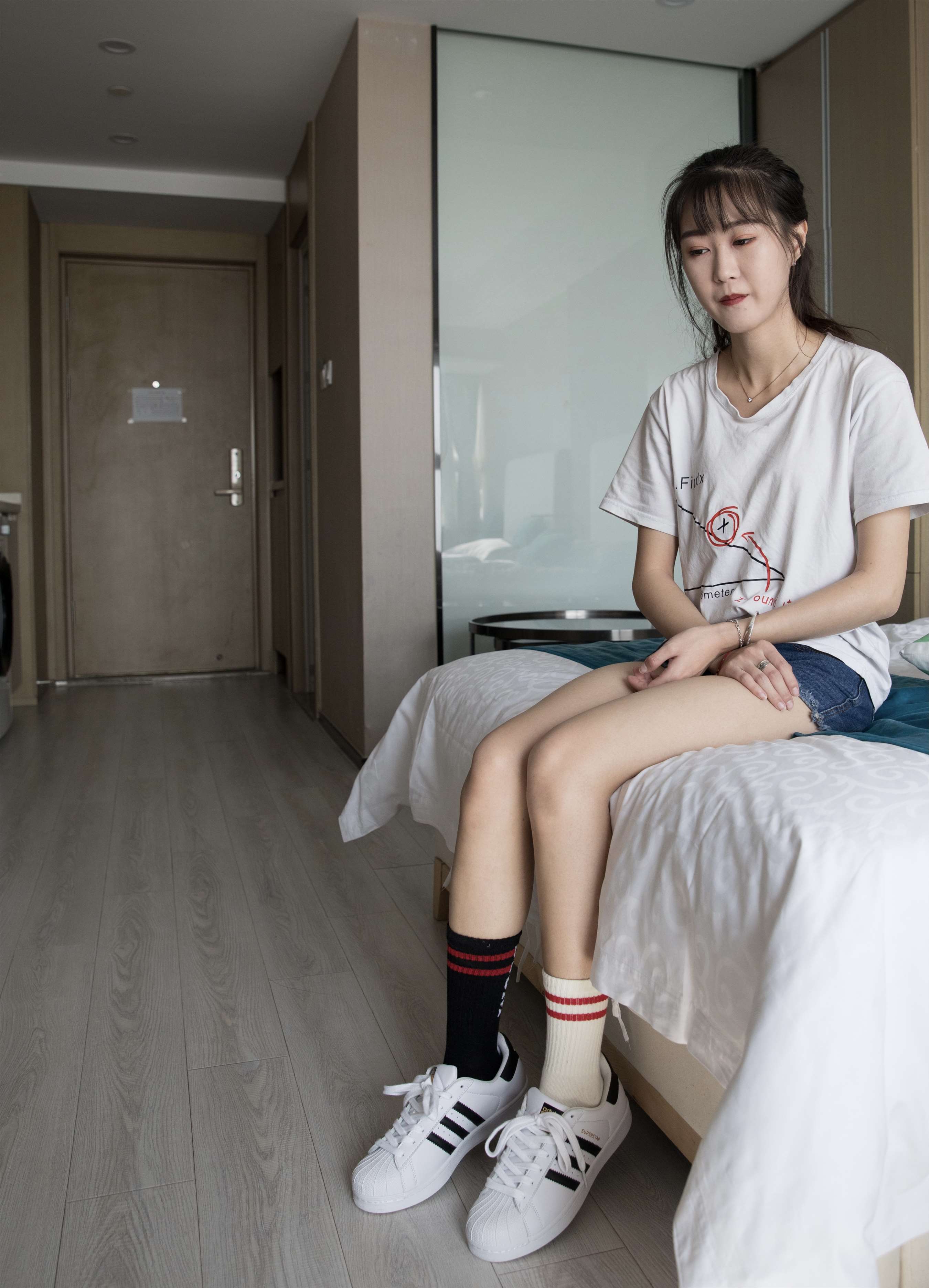 《热裤五指袜脚丫【套图+视频2个】》作品图