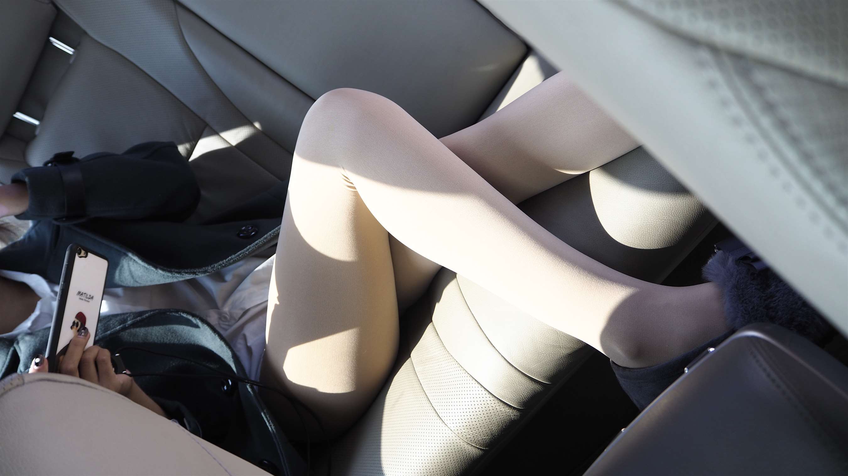 《车上的丝足》作品图