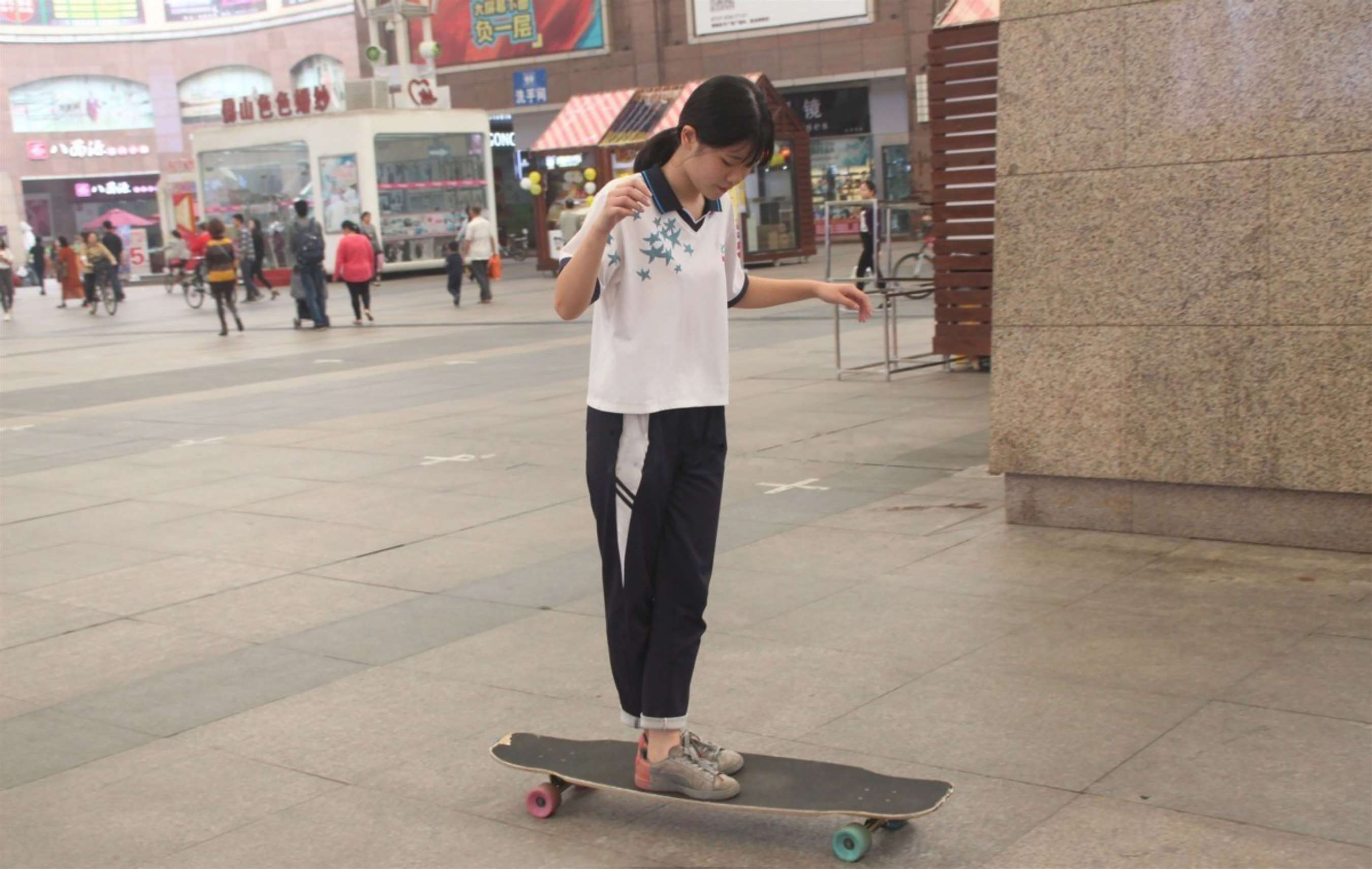 《草地上的青春》作品图