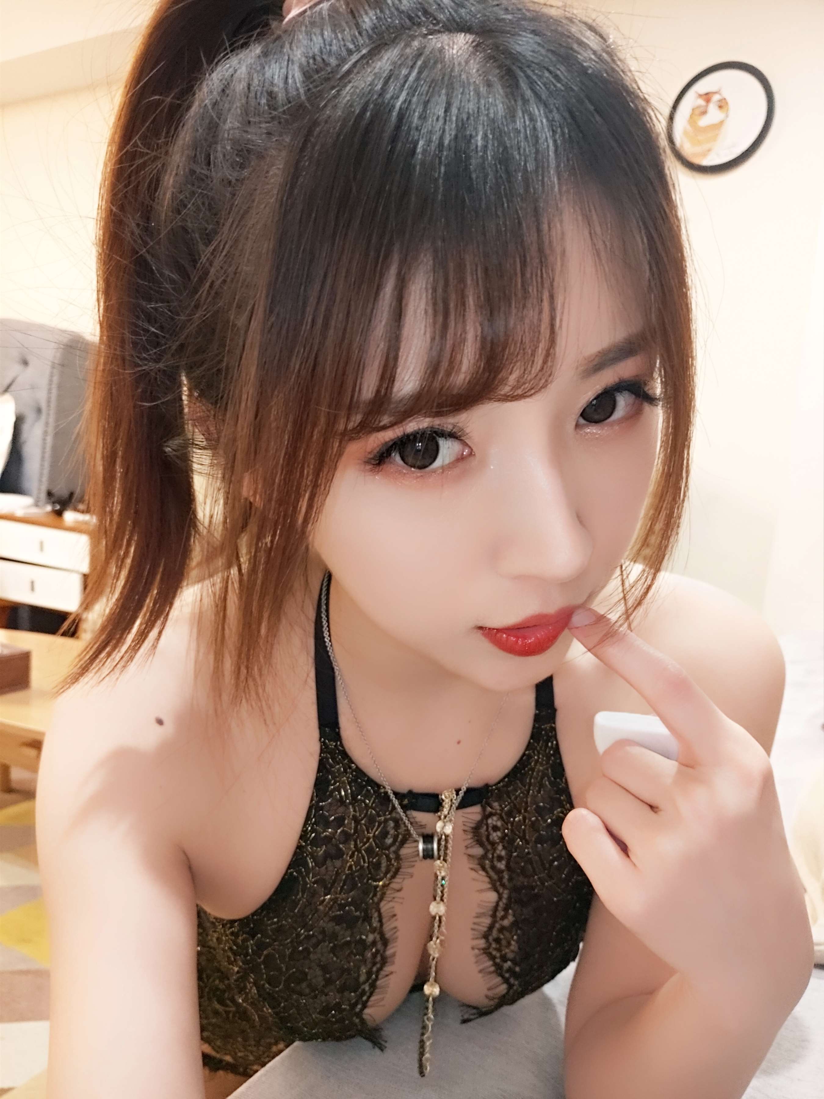 《小女巫露娜 蕾丝亮钻黑色长筒》作品图