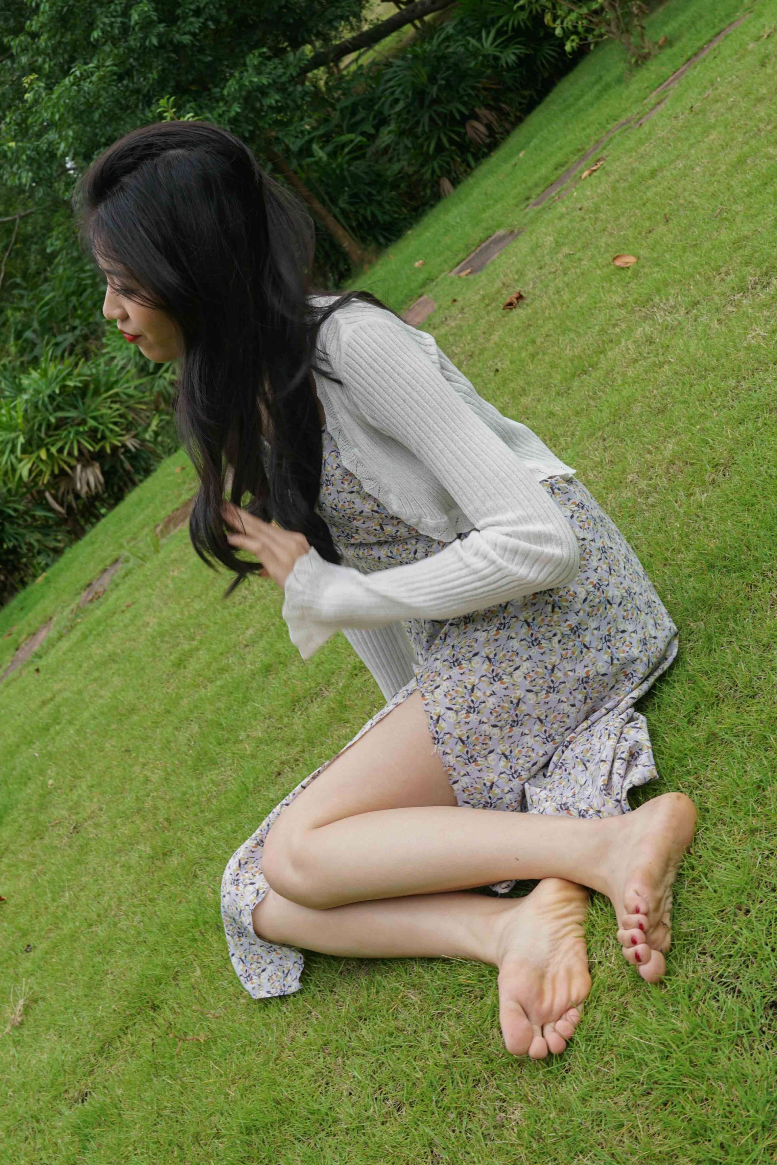 《公园草地上的嫩足》作品图