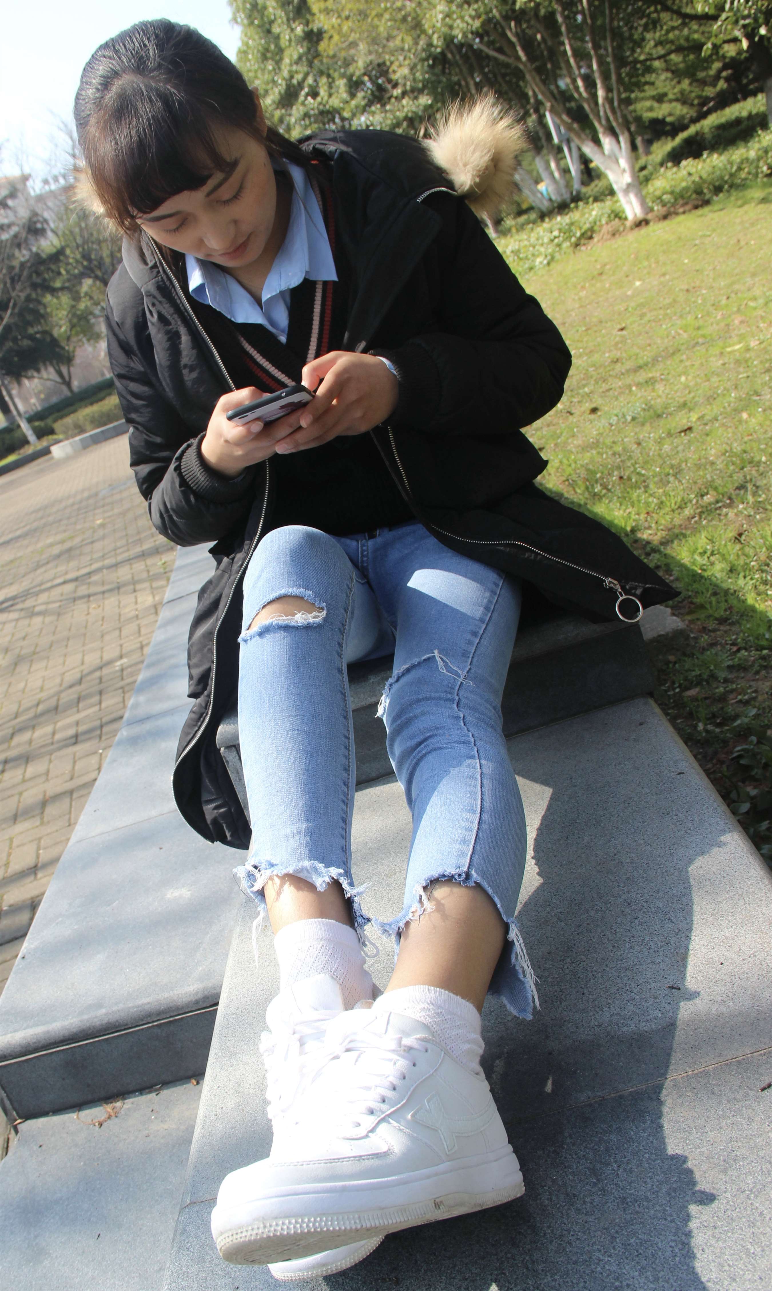 《开洞牛仔の板鞋棉袜脚》作品图