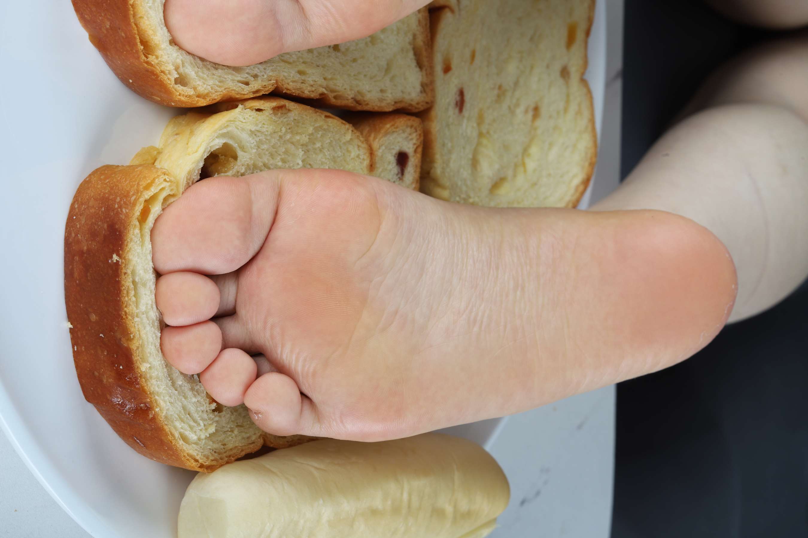 《小晴滑滑的小脚配面包超级香》作品图