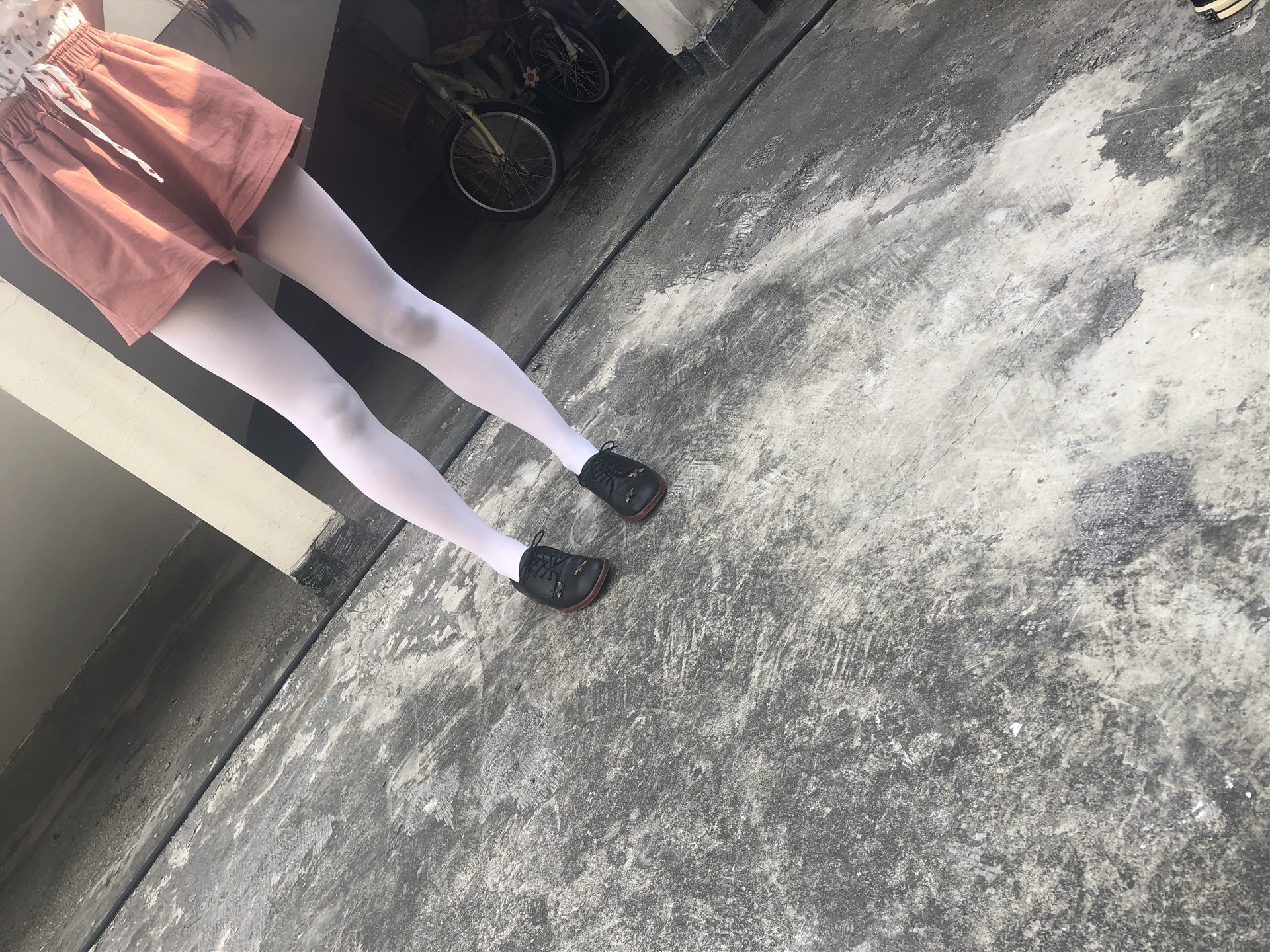 《天台皮鞋丝袜脚》作品图