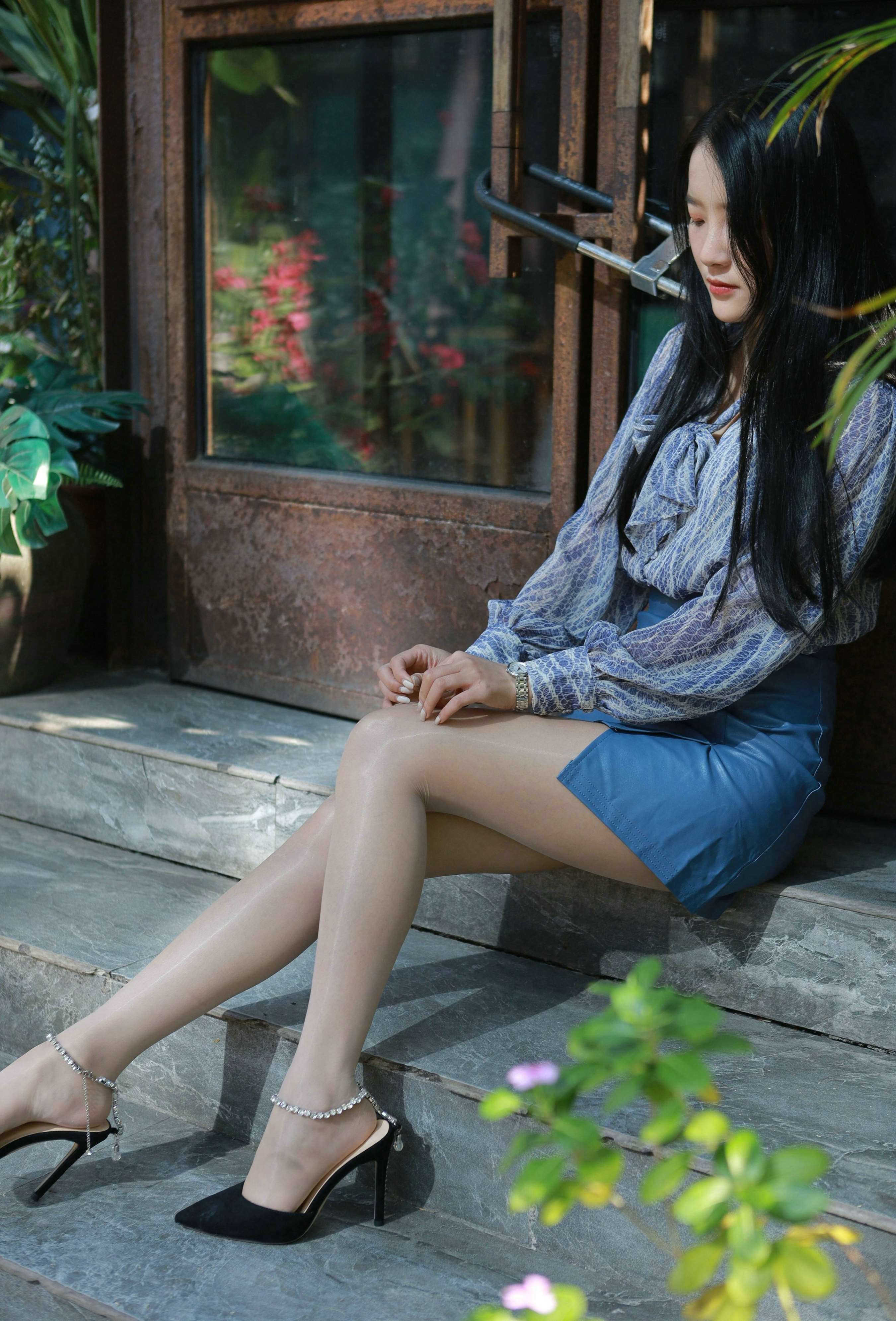 《婉萍《油亮蓝色短裙》》作品图