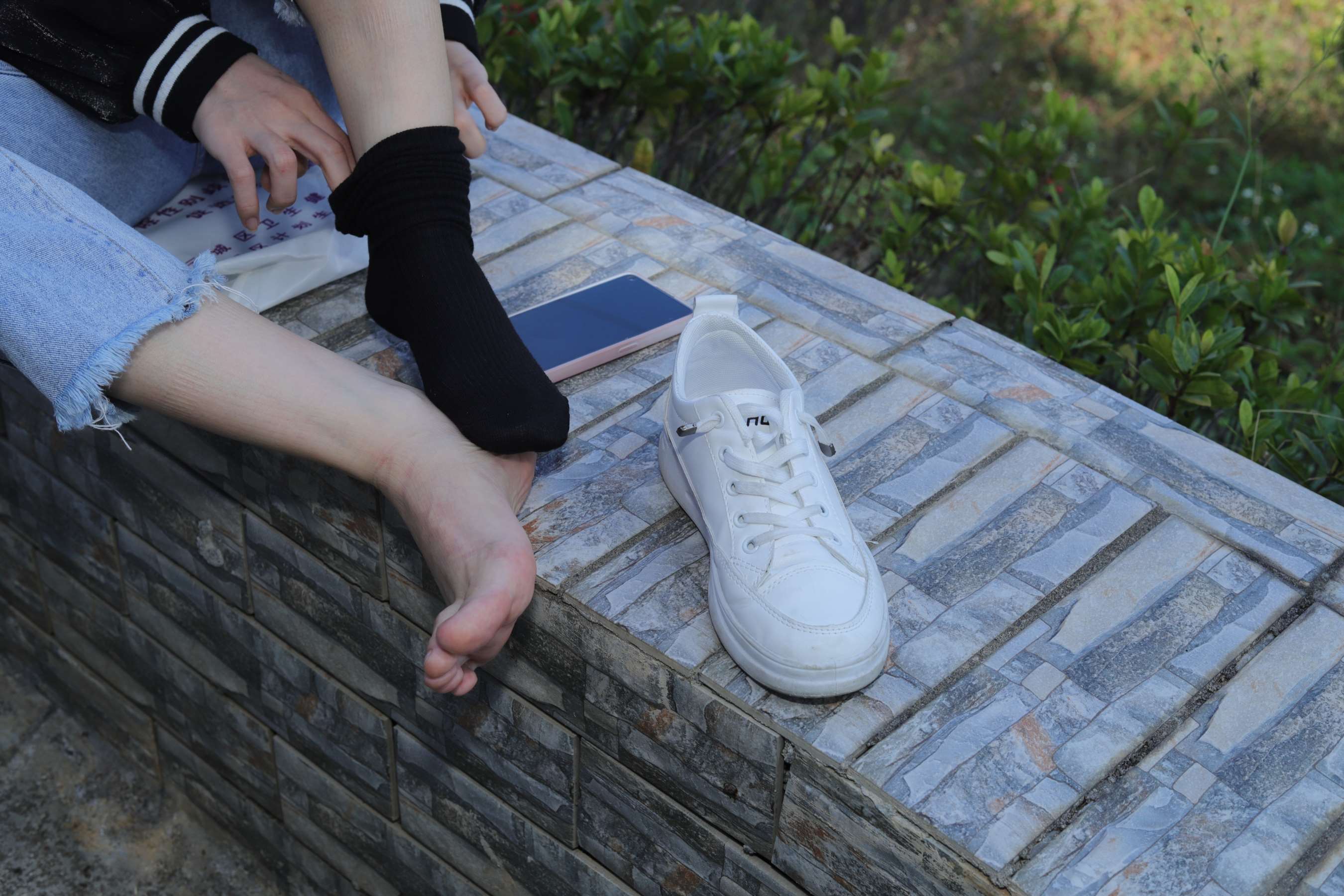 《美女小芳公园脱掉鞋袜展示极品脚丫》作品图