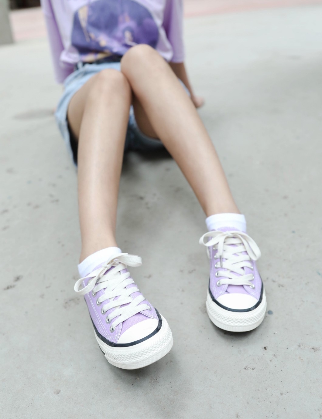 《帆布鞋の脏棉袜脚》作品图