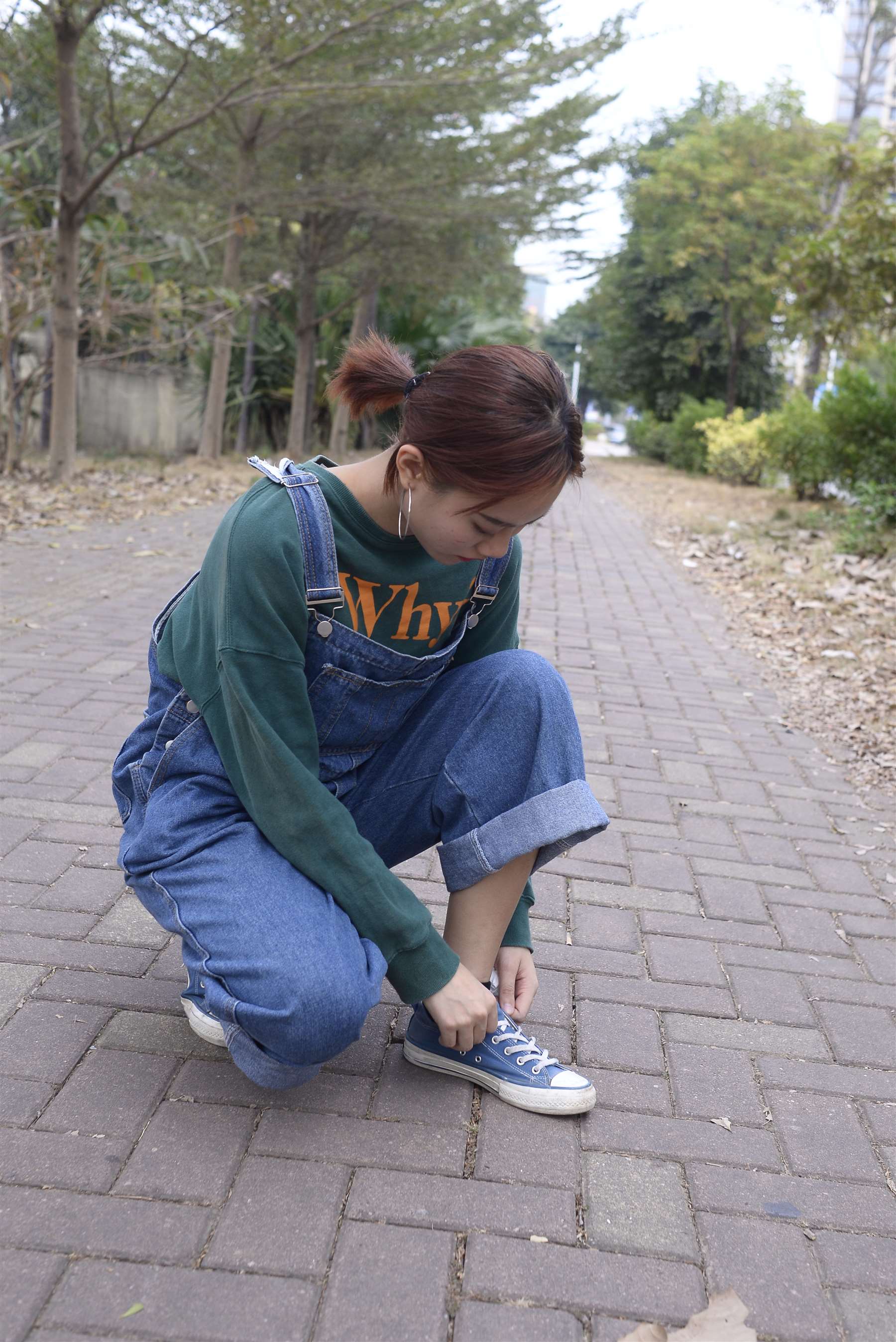 《牛仔背带裤の棉袜脚》作品图