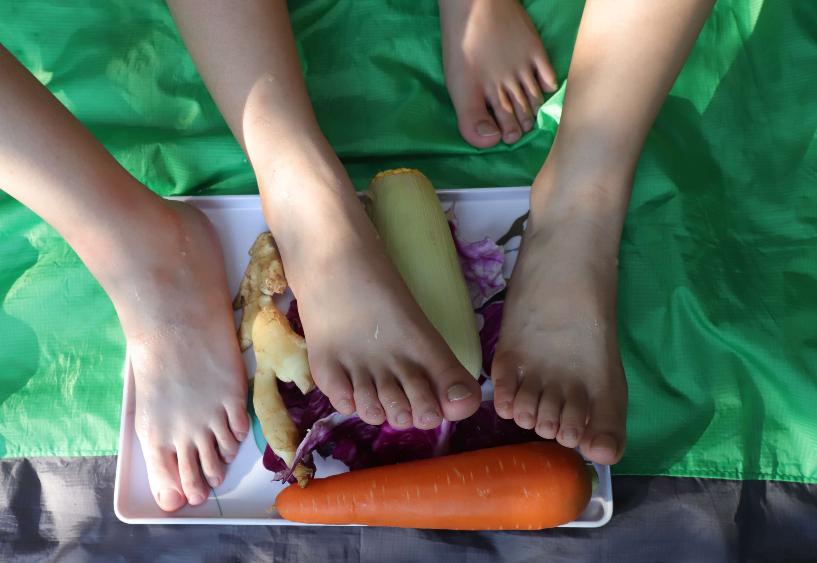 《小琪，小枫与小谊三姑娘脱下运动鞋拍食物系》作品图