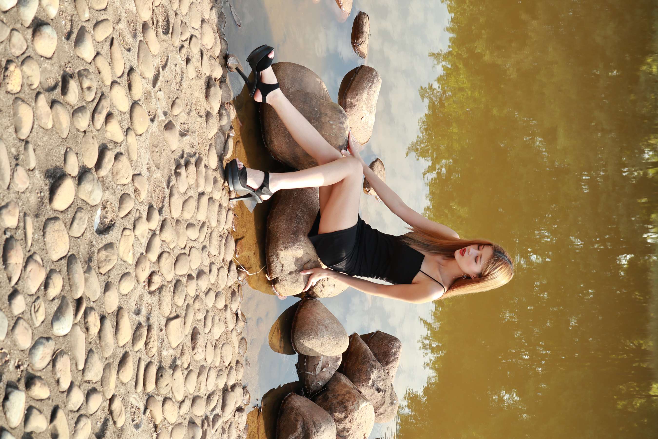 《湖边的高跟裸足少女》作品图