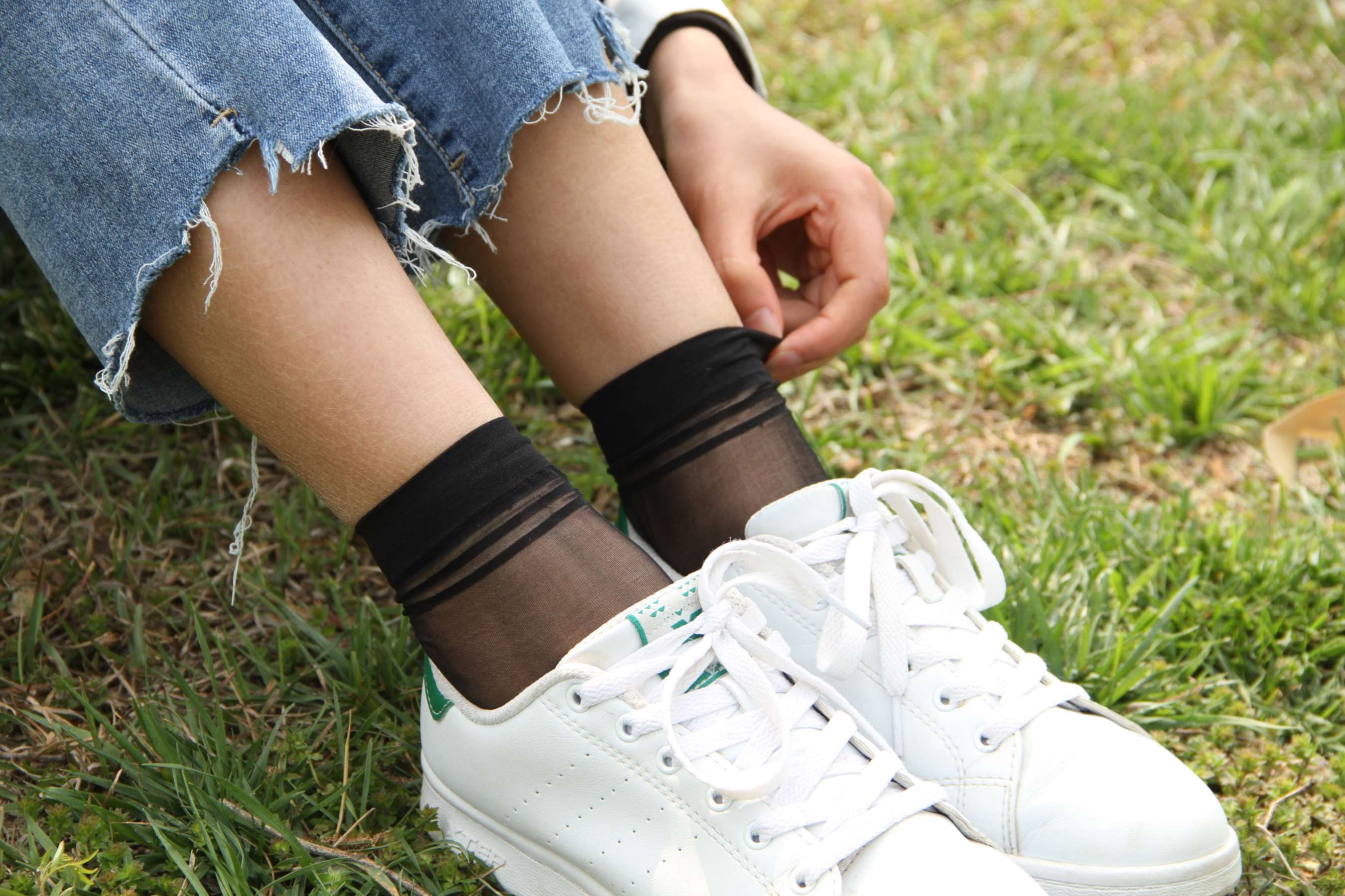 《跑了一天 草地上休息片刻 让我的脚透透气》作品图