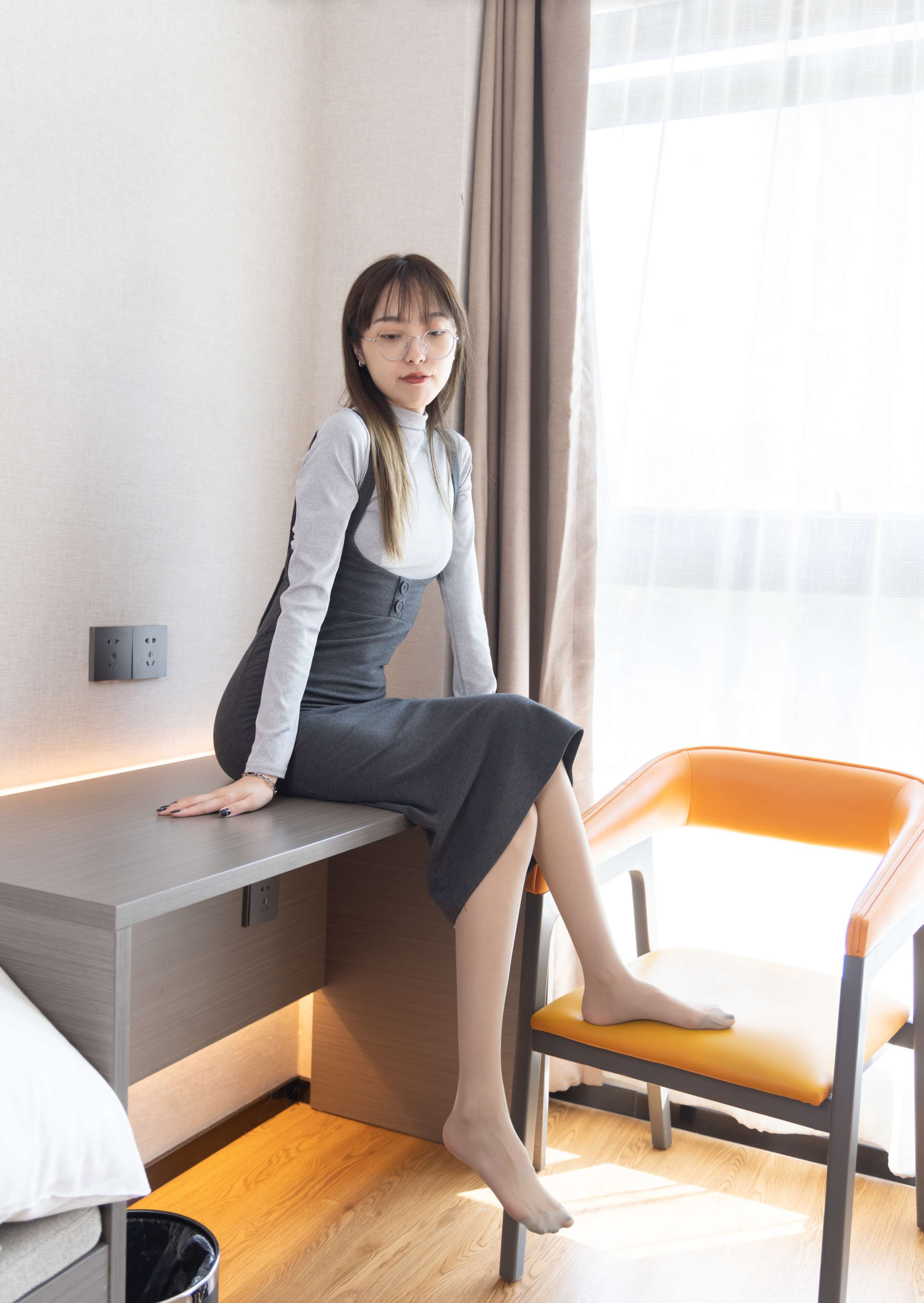 《稚予 丝足の裸足踩奶油蛋糕》作品图