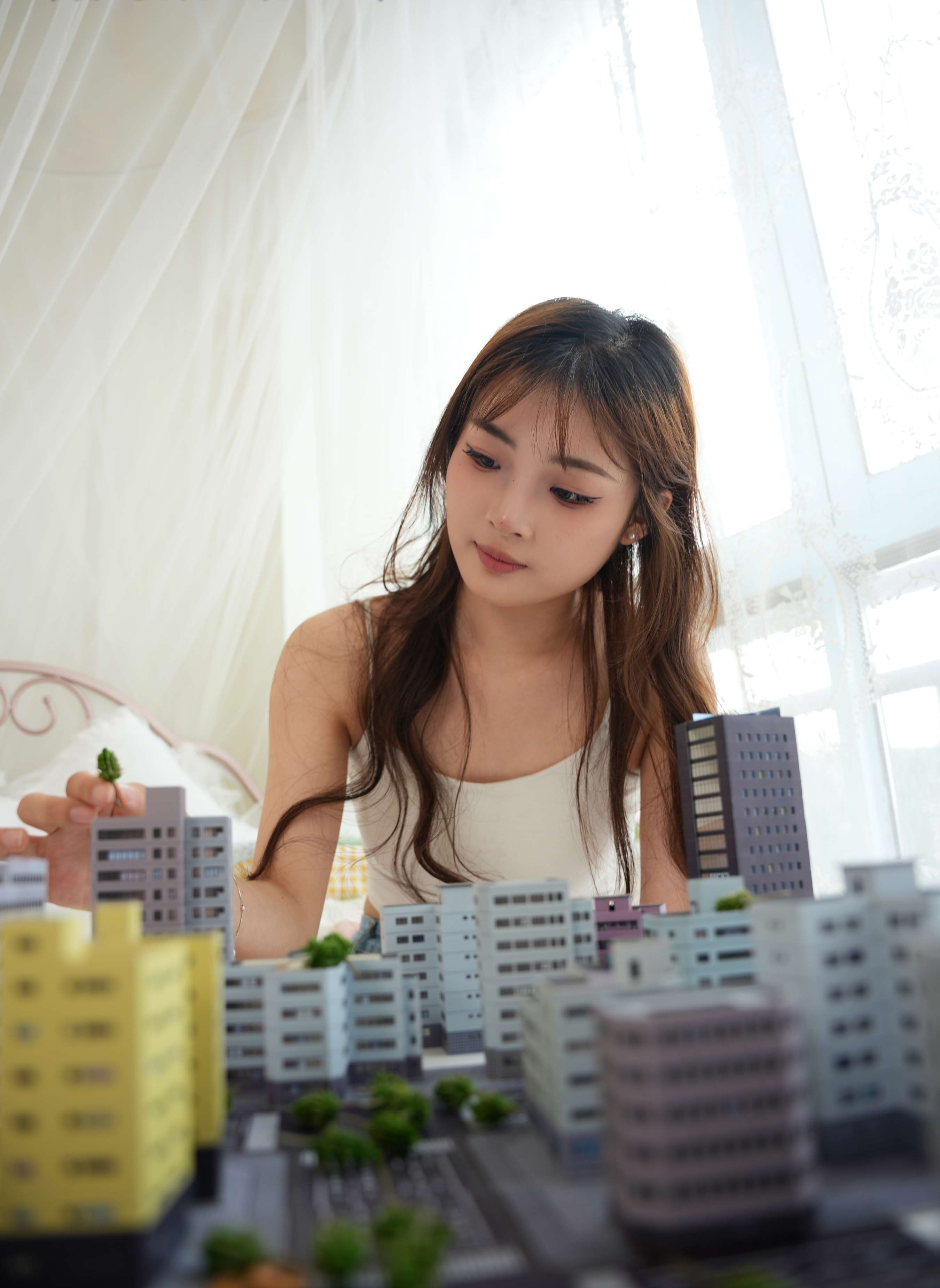 《晓晓 梦境误入小人国，化身巨人少女》作品图