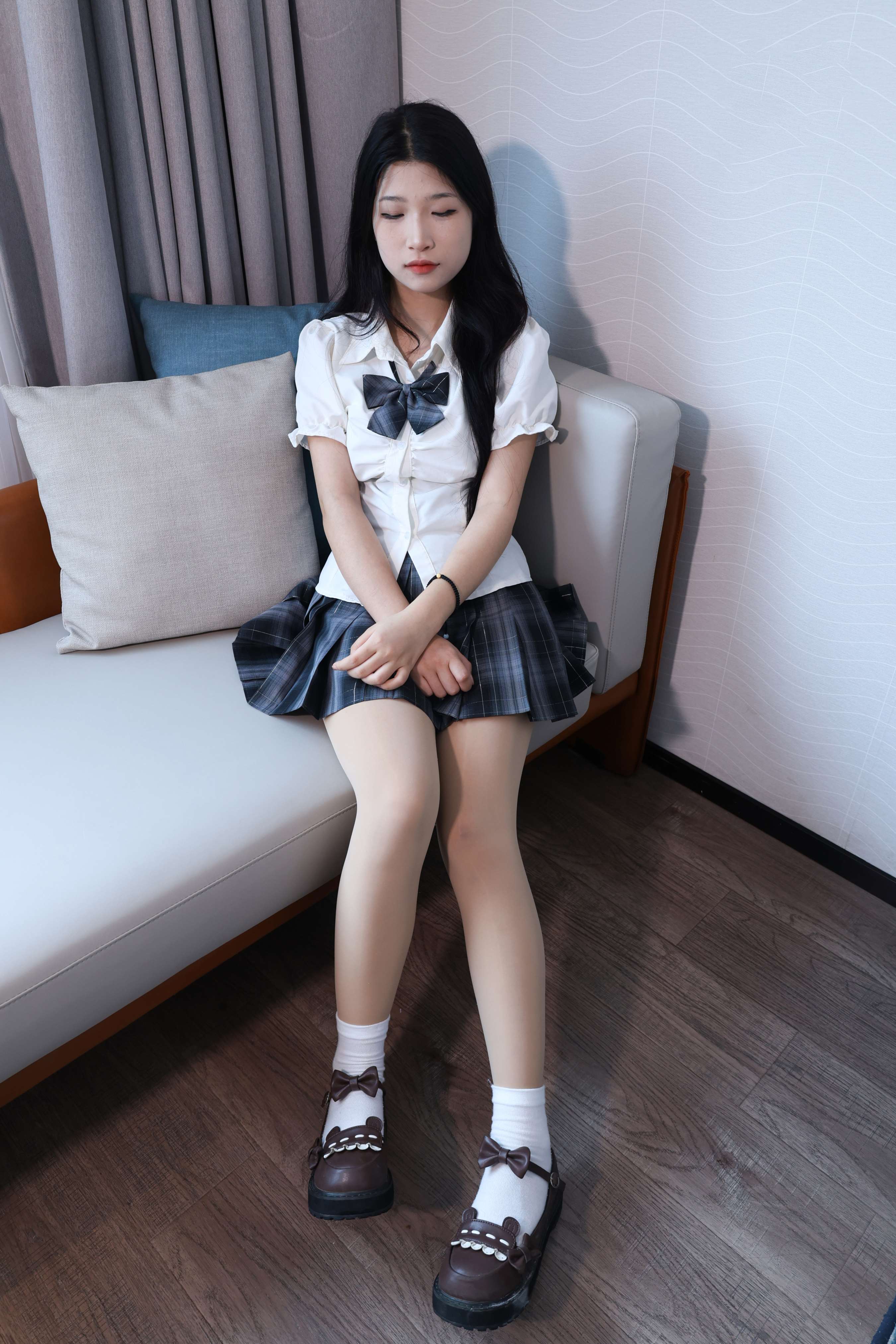 《少女JK制服棉袜の嫩足》作品图