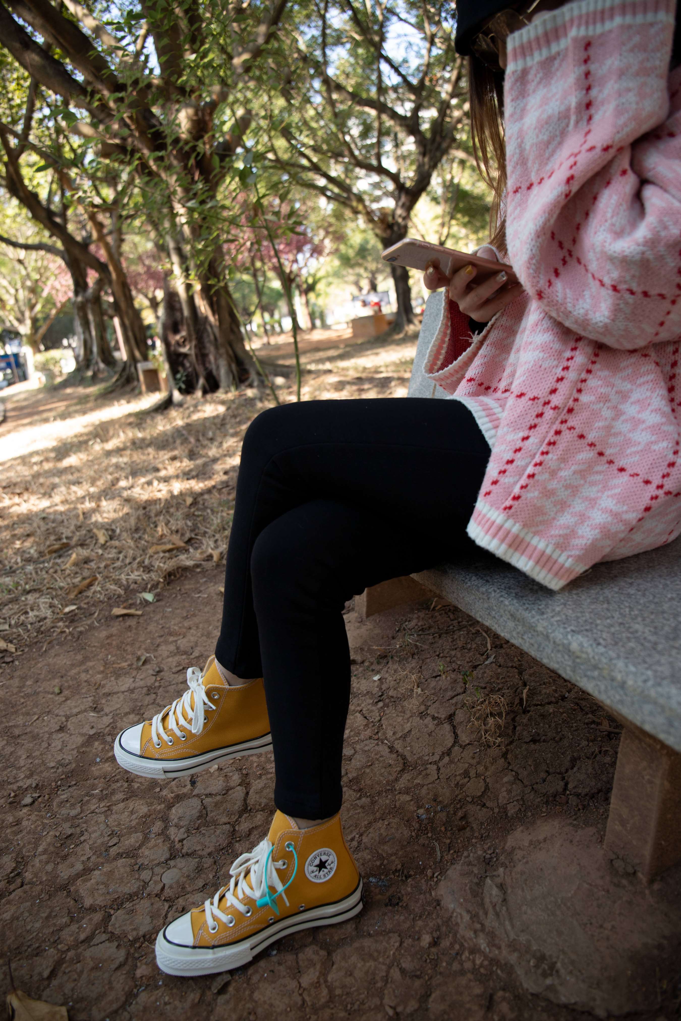 《英子公园椅子上秀脚丫》作品图