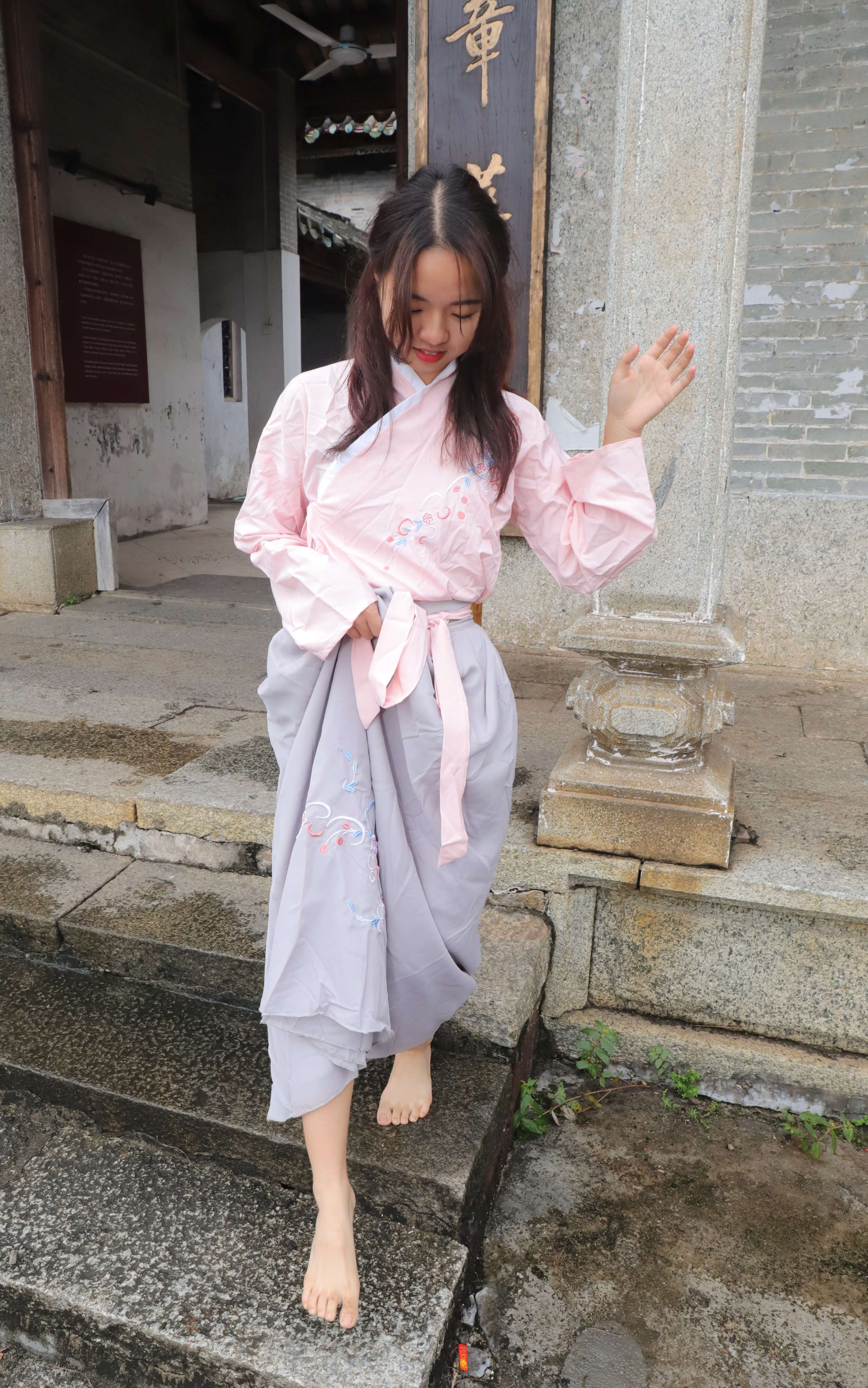 《小淇师妹穿上汉服赤脚游玩古镇》作品图