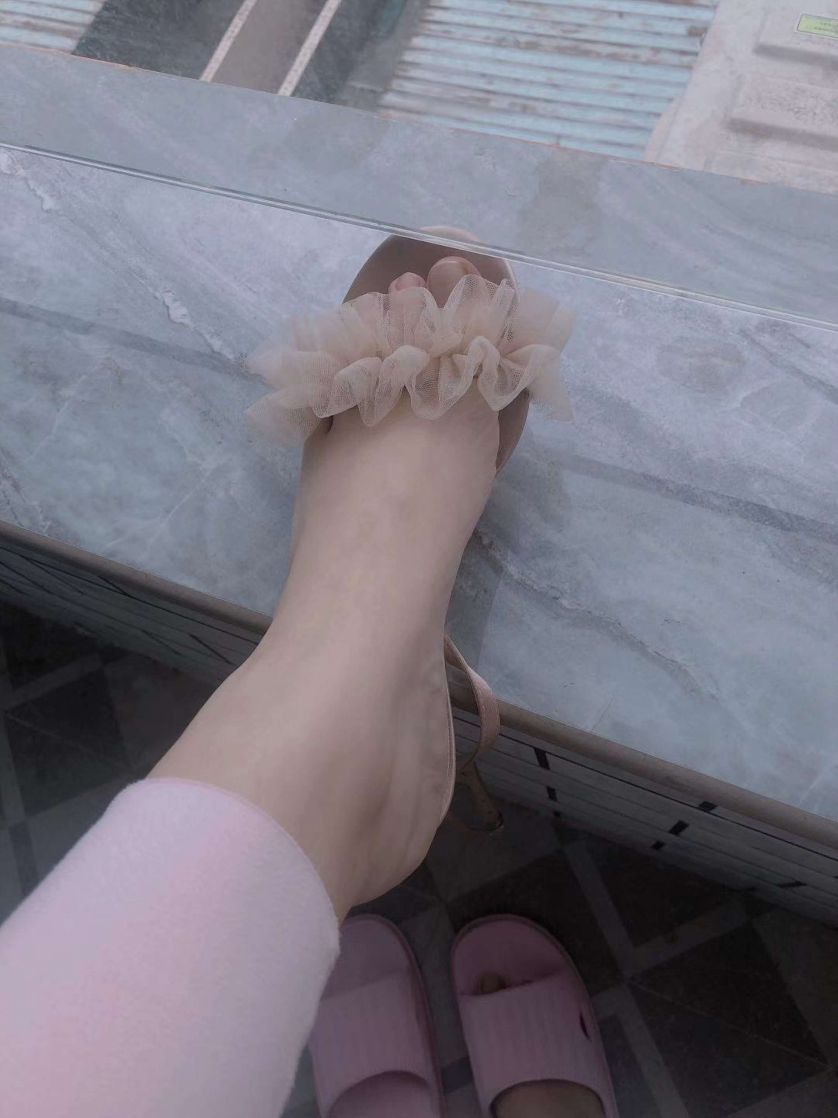 《晓晓旅馆脱丝袜展脚丫》作品图
