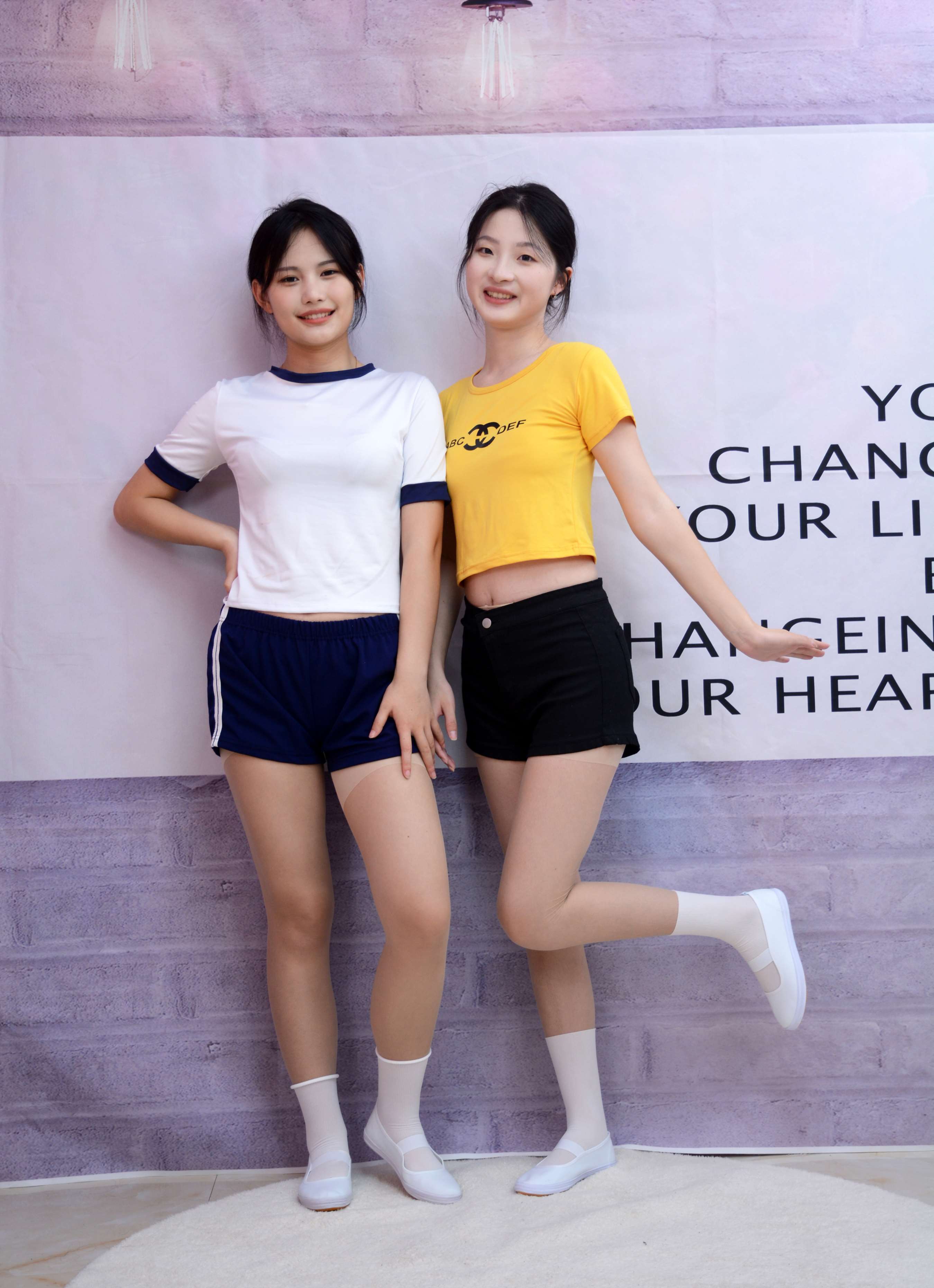 《安妮、幺幺 姐妹合影》作品图