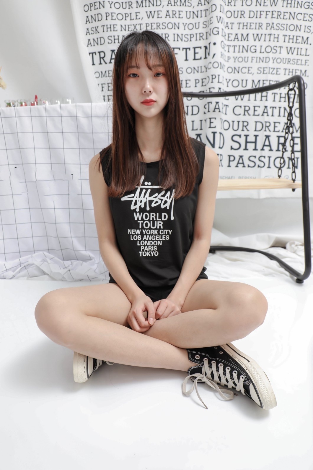 《帆布鞋の棉袜脚带裸足》作品图