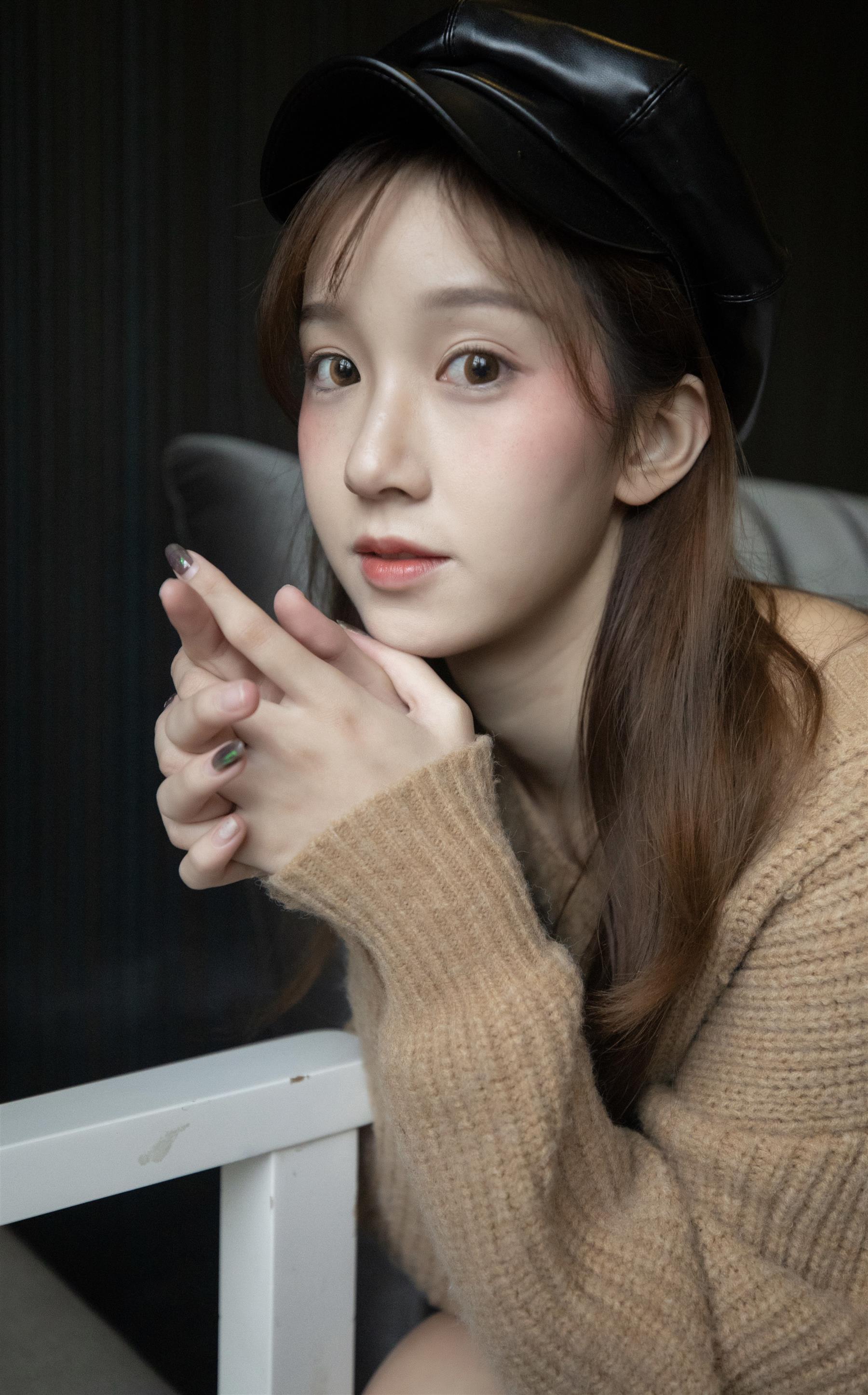 《长腿少女丝袜脚丫+视频1个网盘下载》作品图