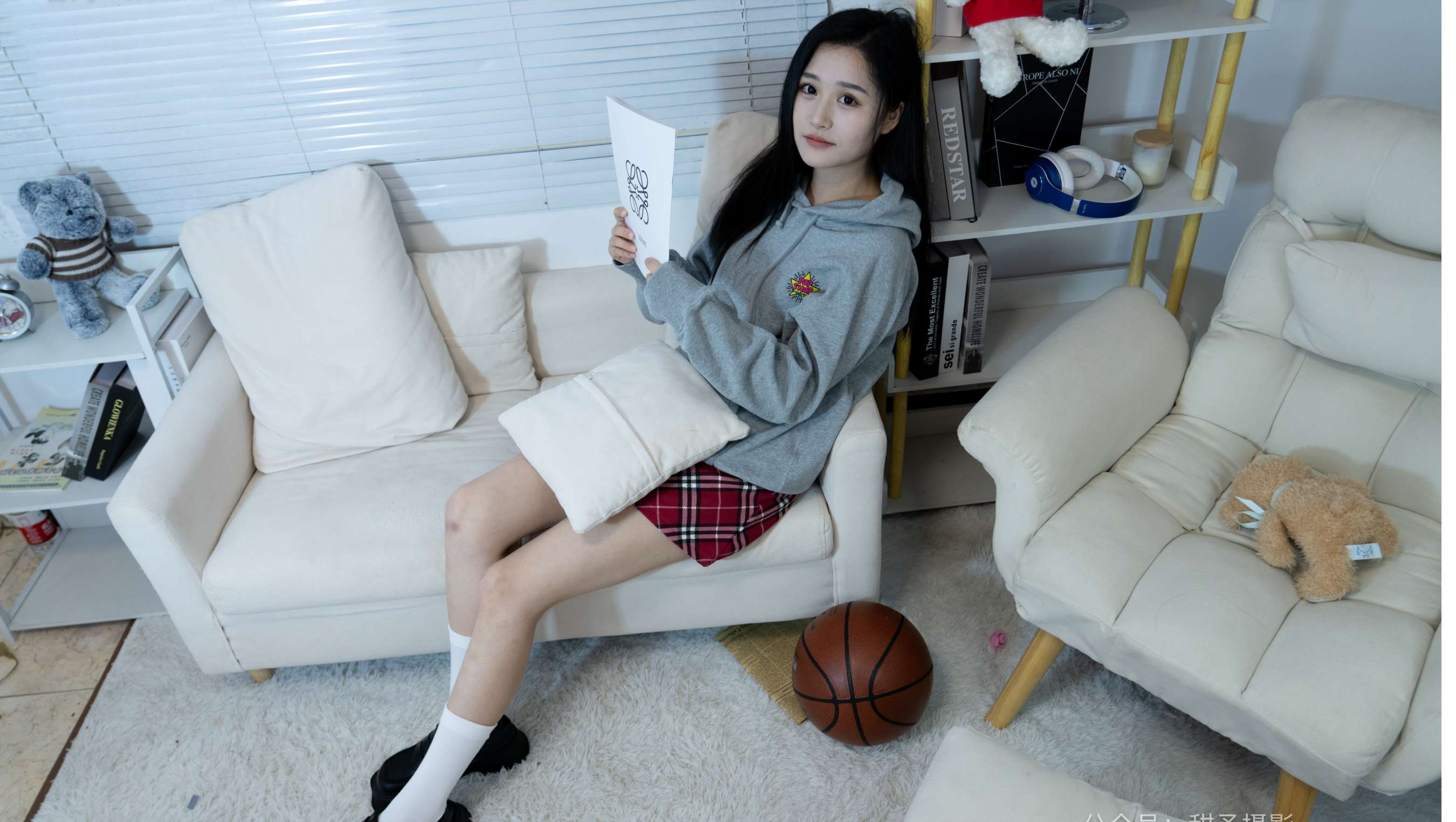 《澜澜 皮鞋 白棉袜 裸足》作品图