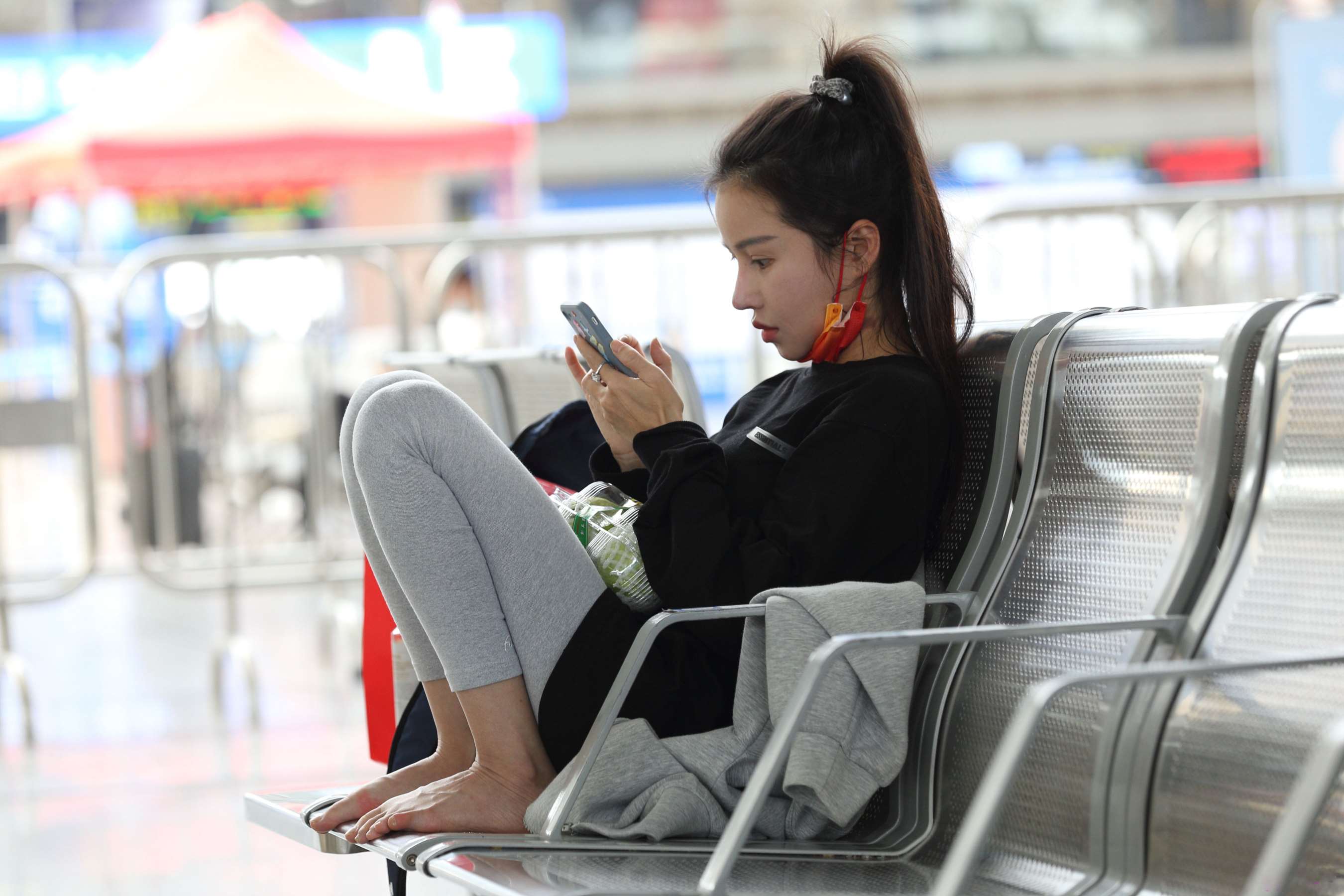 《朝气少女脱掉超脏兮兮的厚底帆布鞋露出柔软修长脚丫》作品图