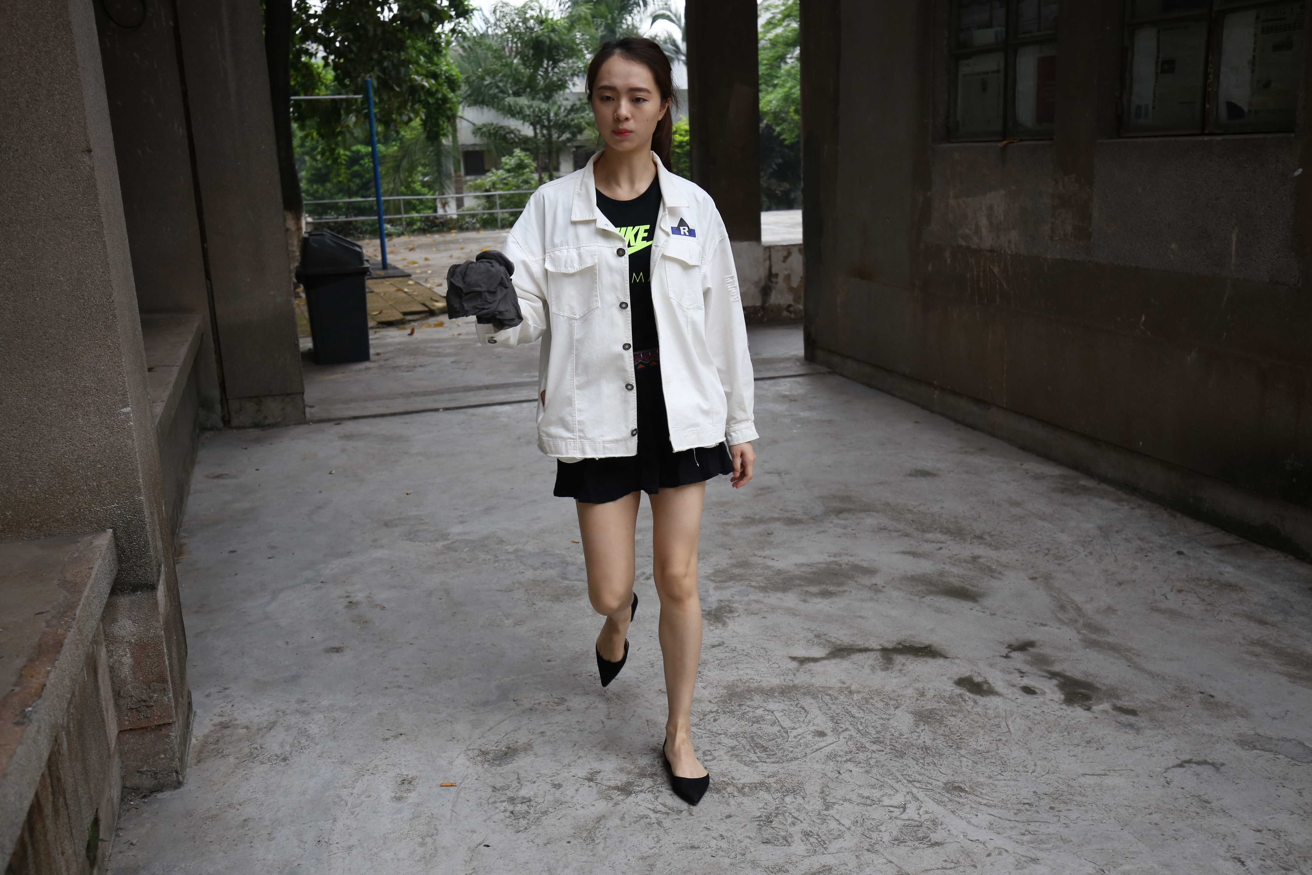 《高挑学姐赤足穿平跟鞋の船袜脚》作品图