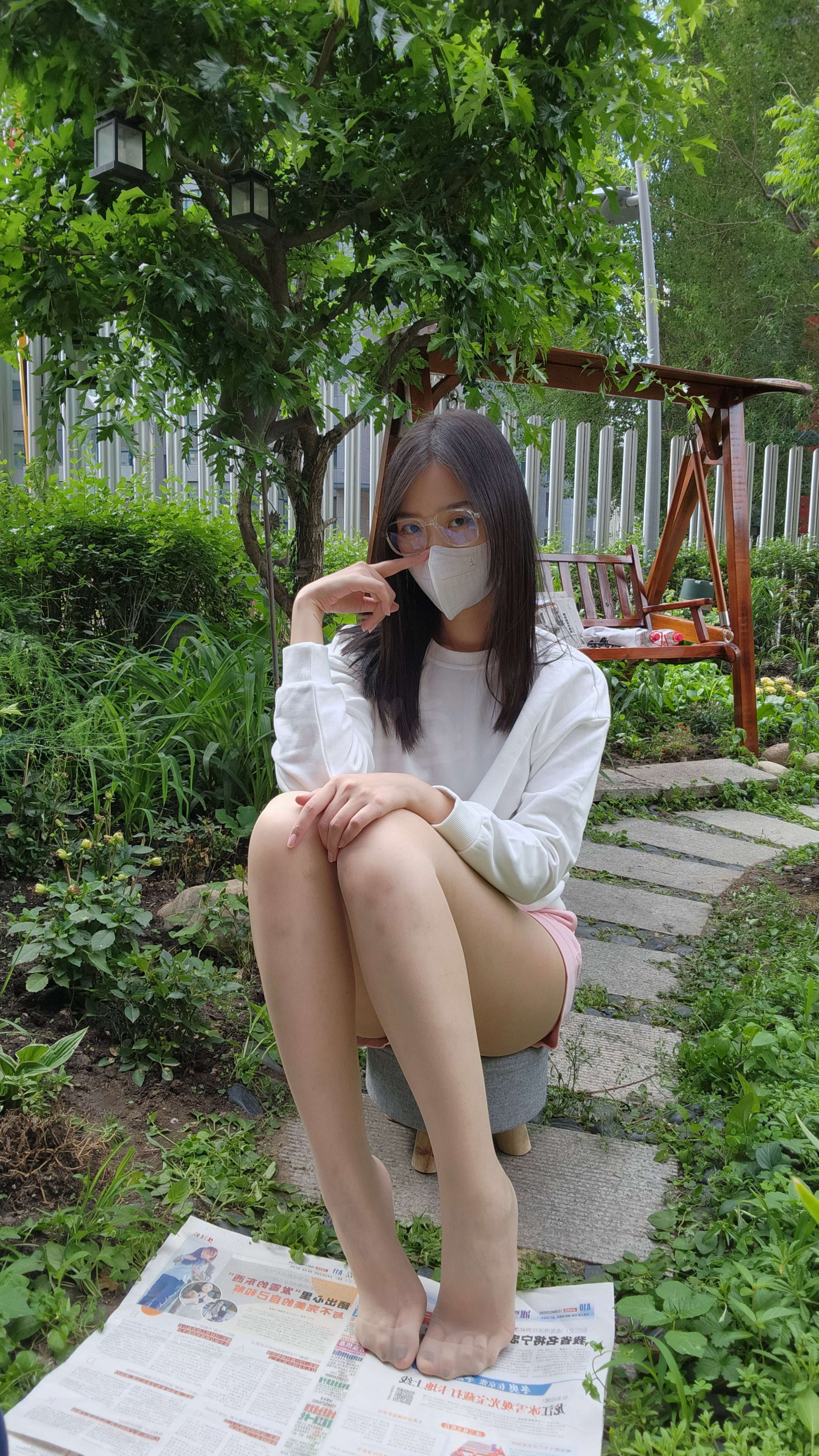 《口罩少女的丝足脚丫》作品图