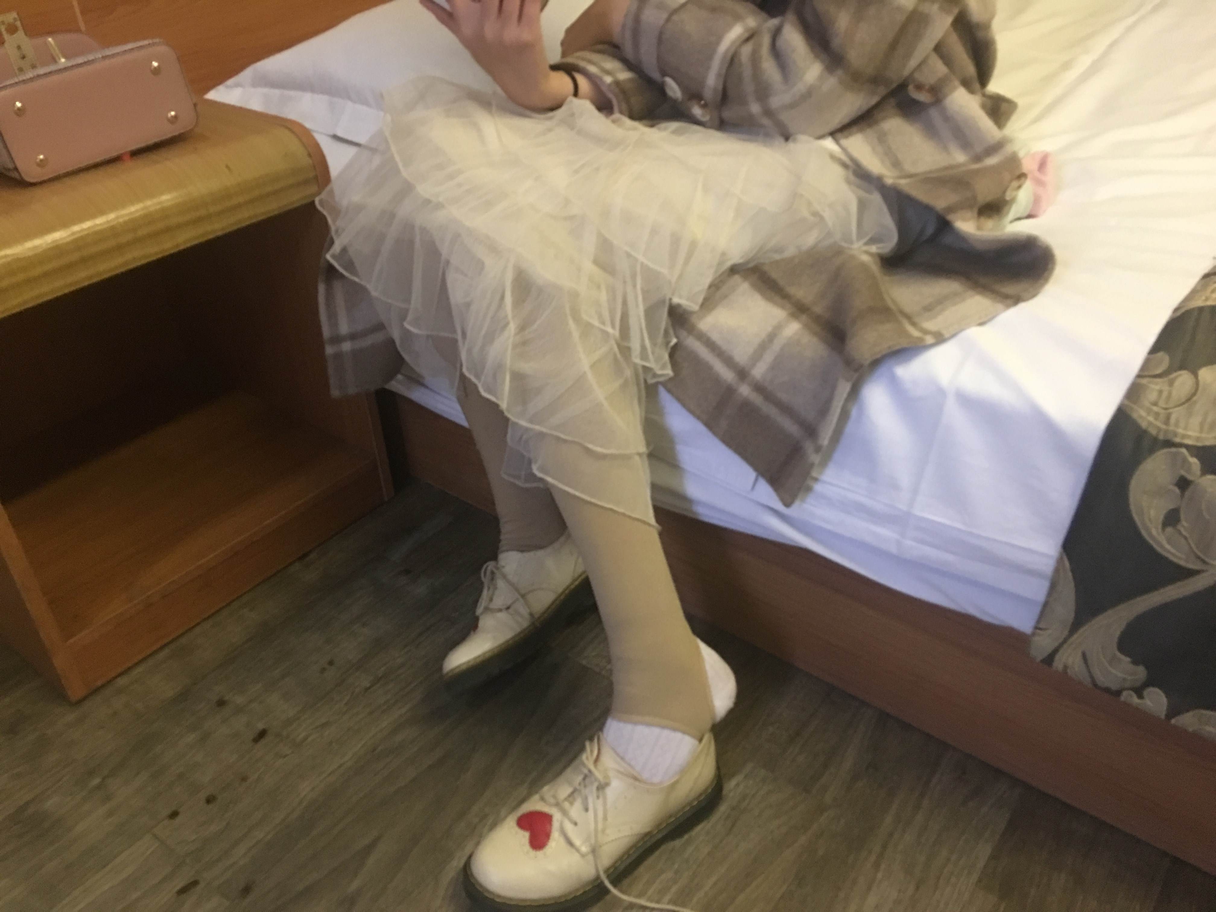 《旅馆越拍四眼学妹棉袜脚丫》作品图