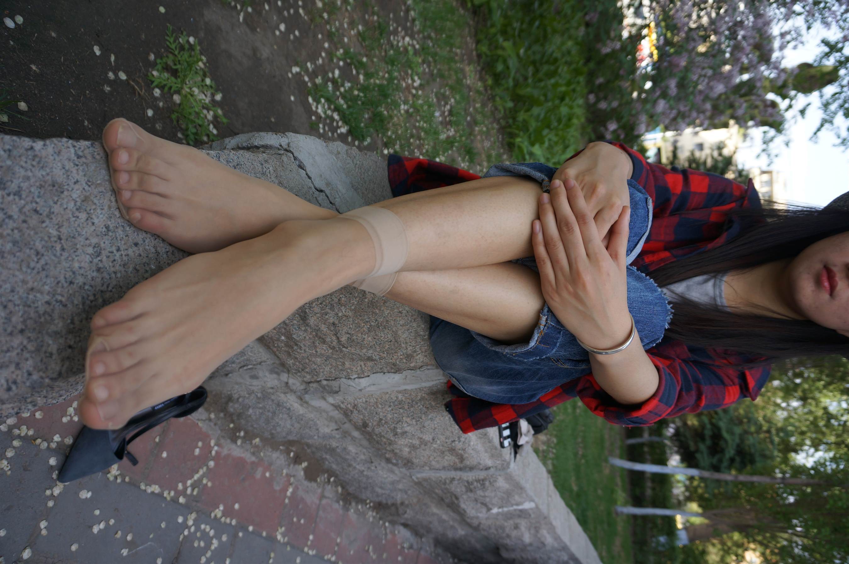 《小雨的丝脚丫》作品图