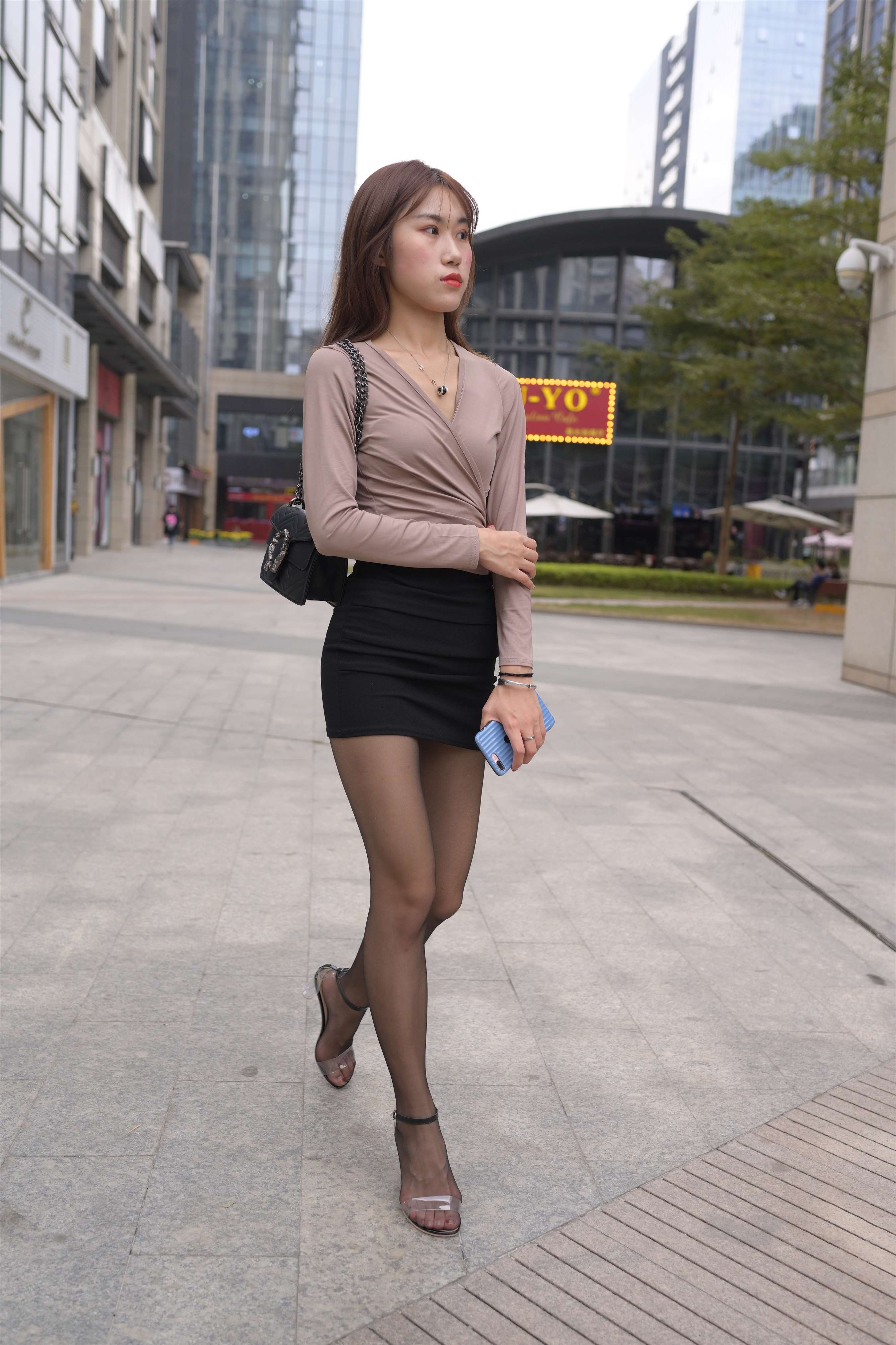 《包臀裙の黑丝脚》作品图