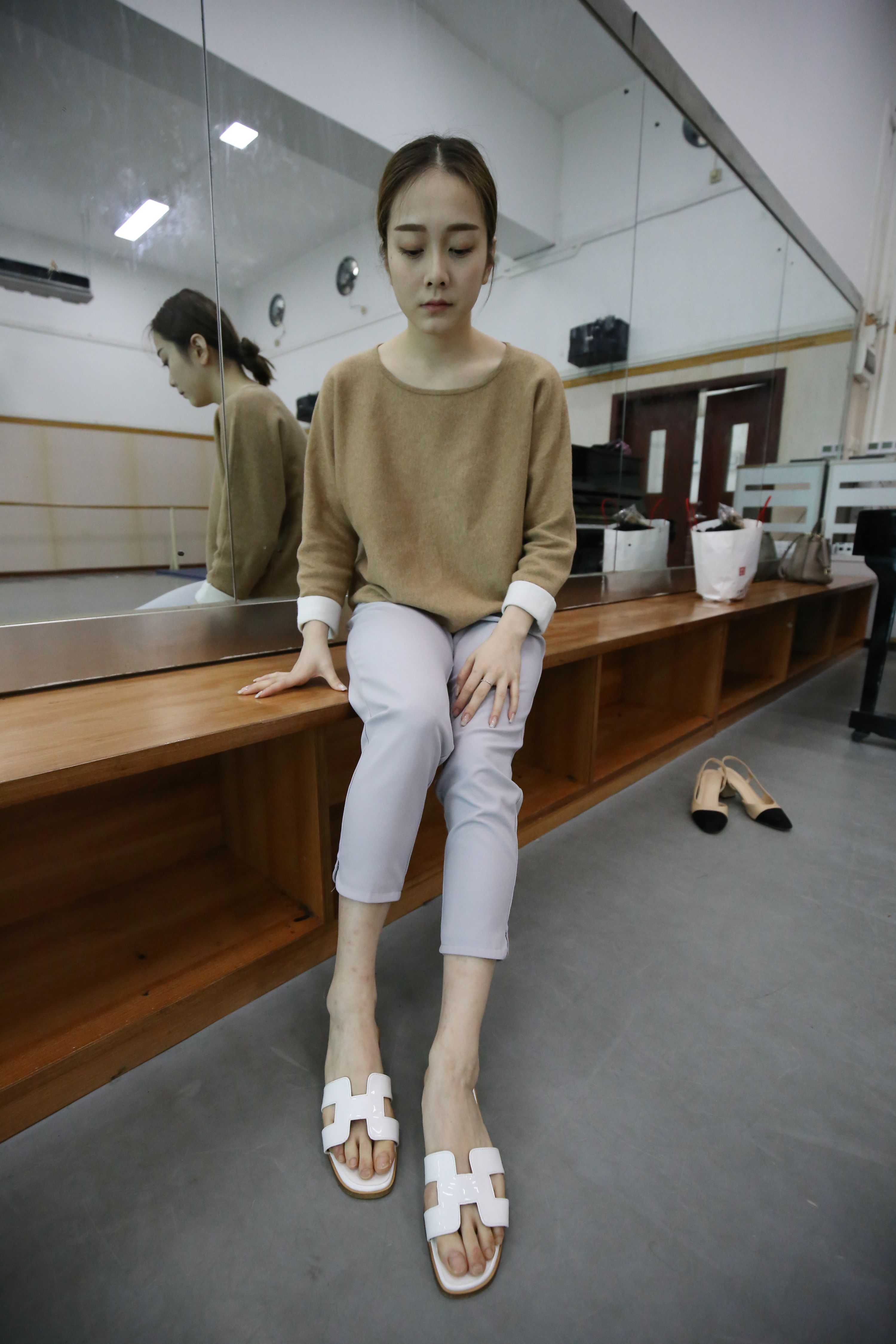 《休闲裤赤足の凉拖脚丫》作品图