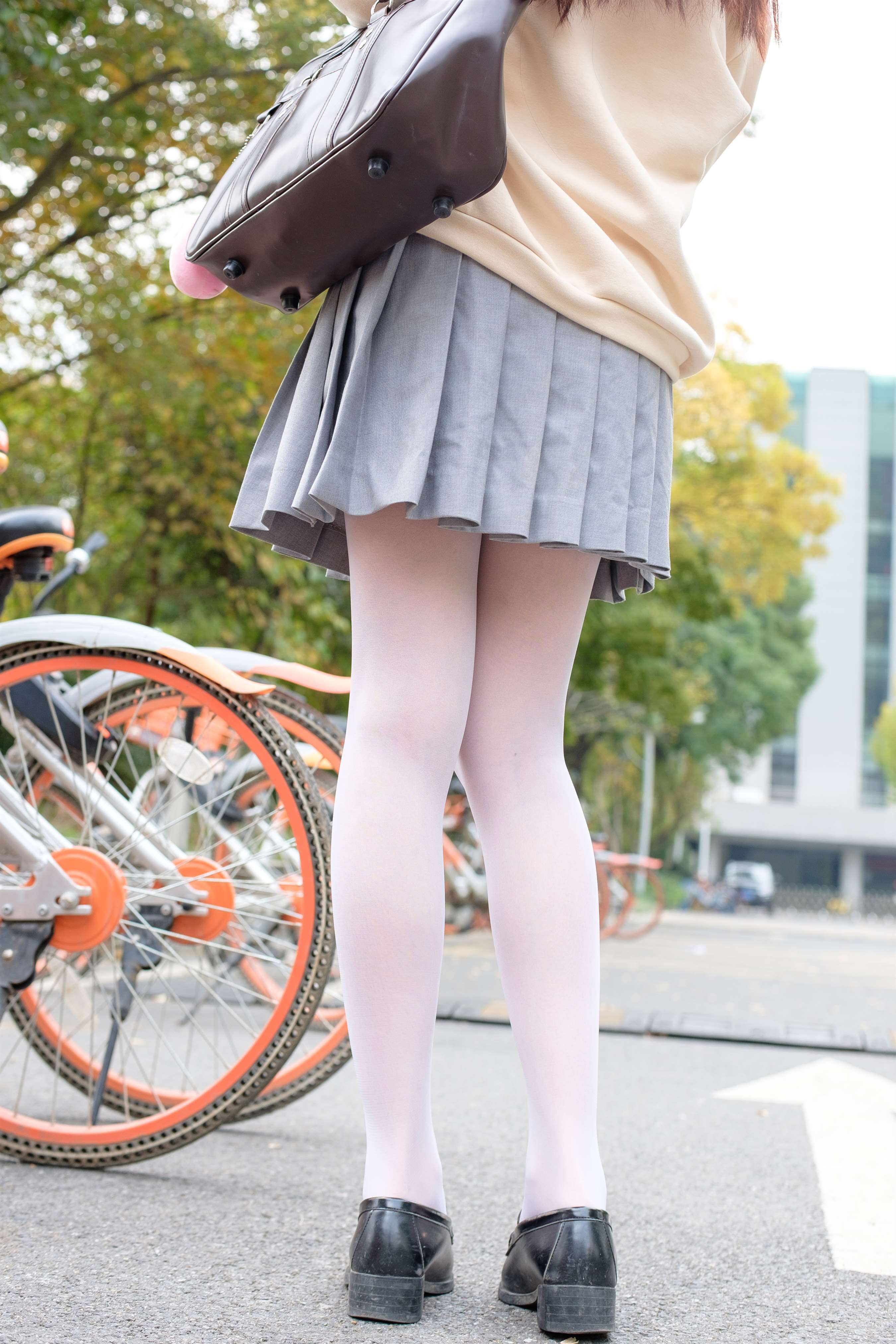 《皮鞋の白丝脚丫》作品图
