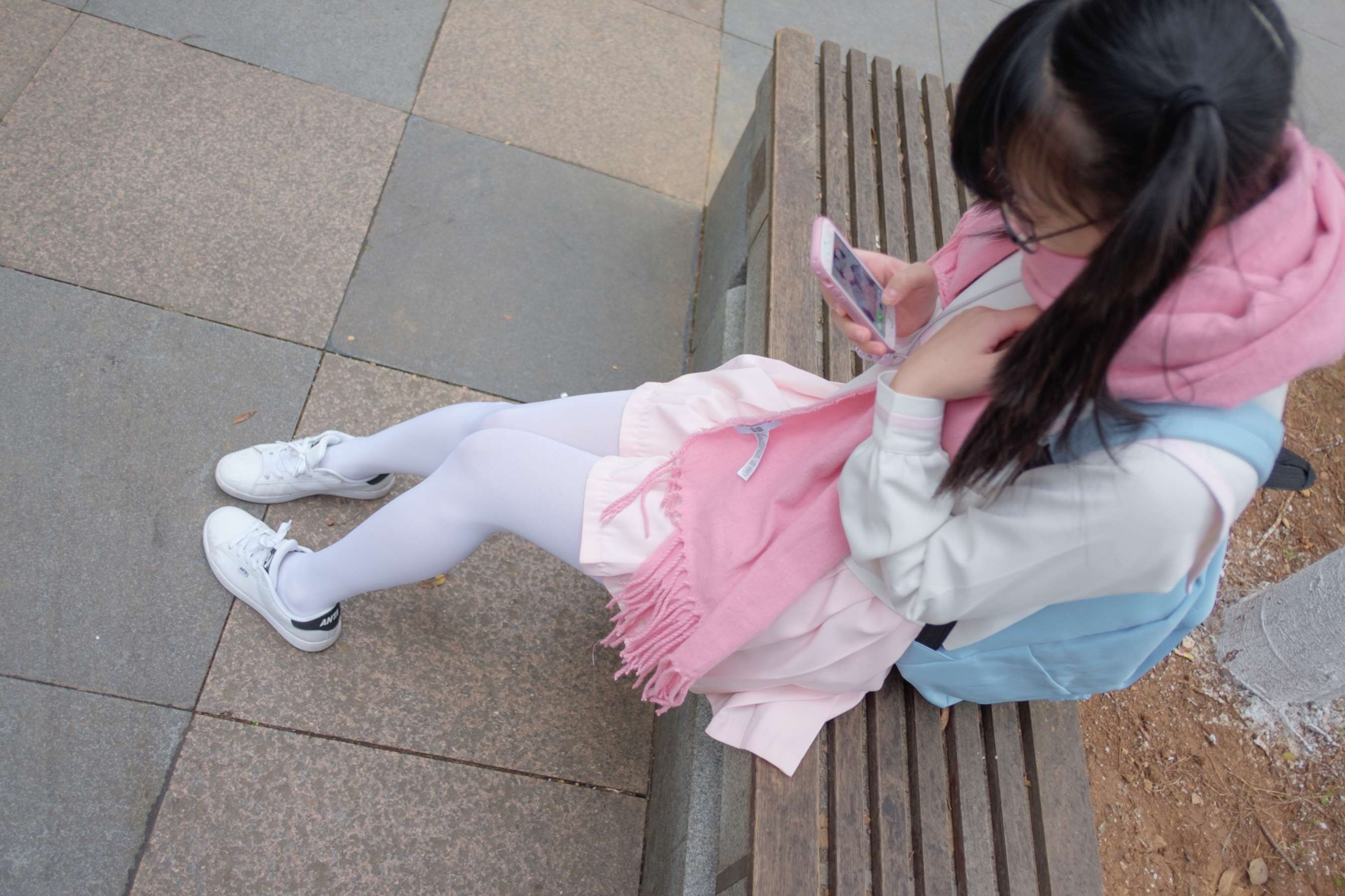 《白丝粉红少女放学路上》作品图