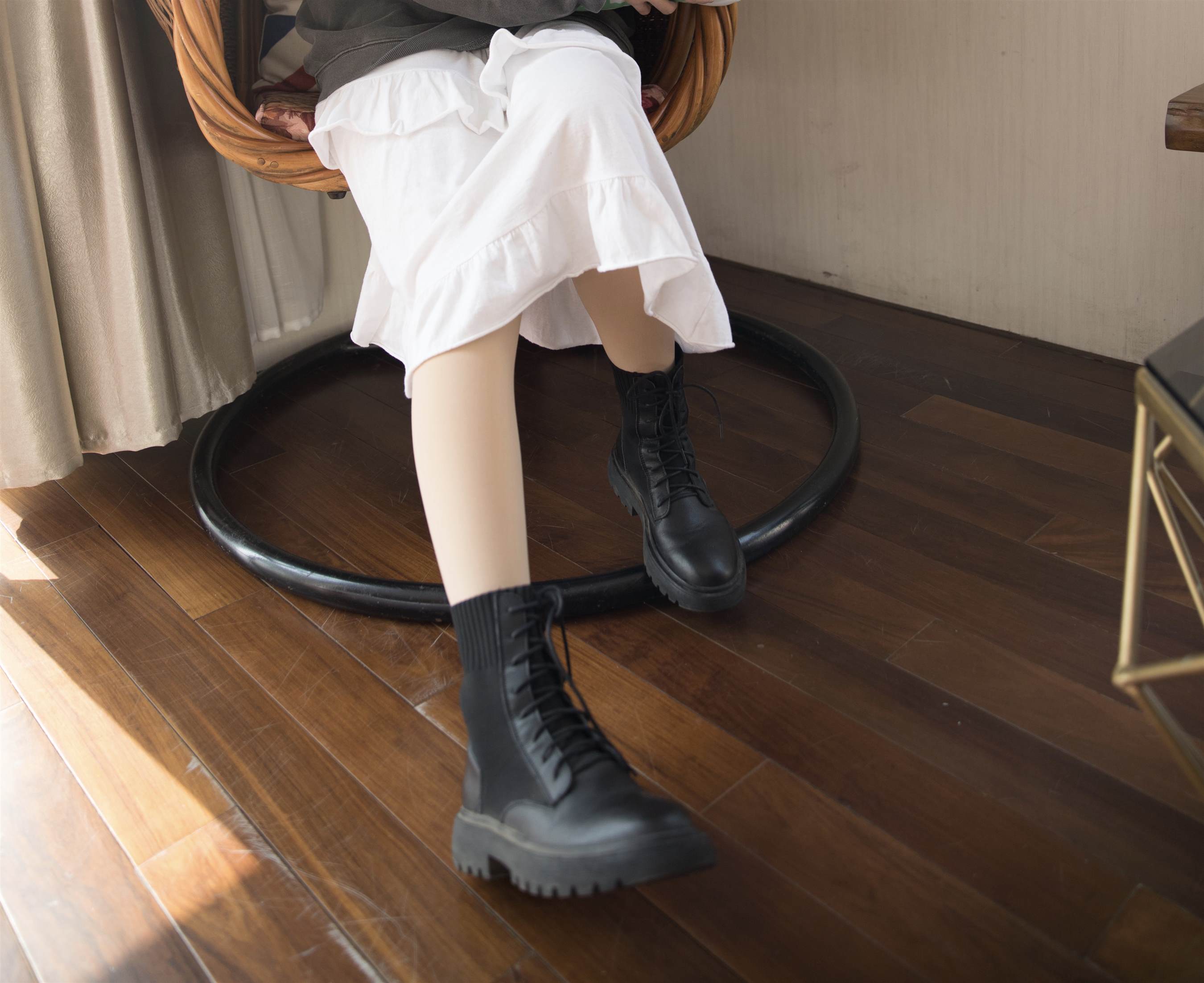 《爱笑少女の船套丝袜脚丫+视频1个》作品图