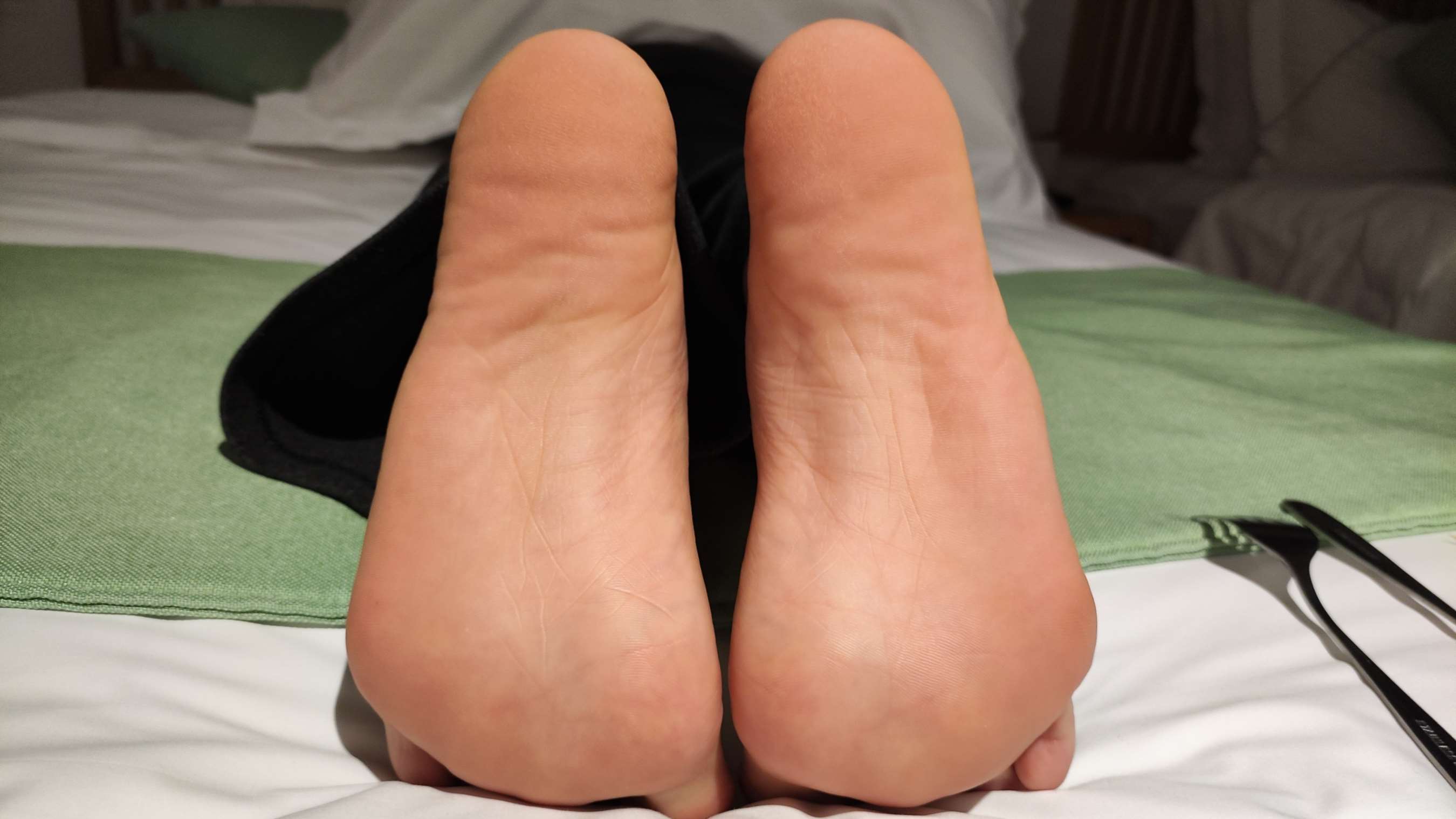 《雪碧约拍，脚底涂鸦，洗刷脚底，牙签，叉子，妹子笑声非常可爱》作品图