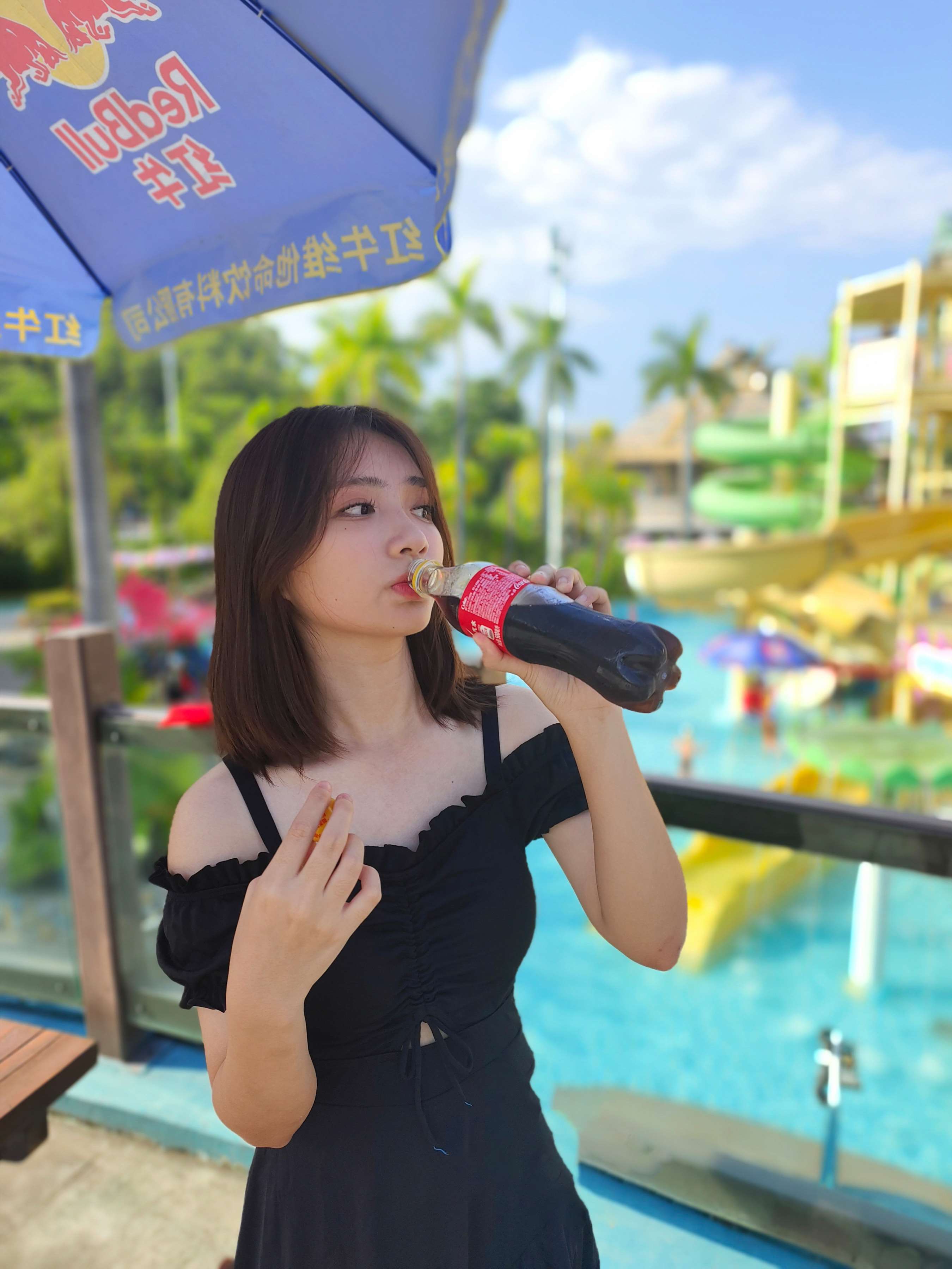 《学生兔兔水上乐园秀脚丫》作品图