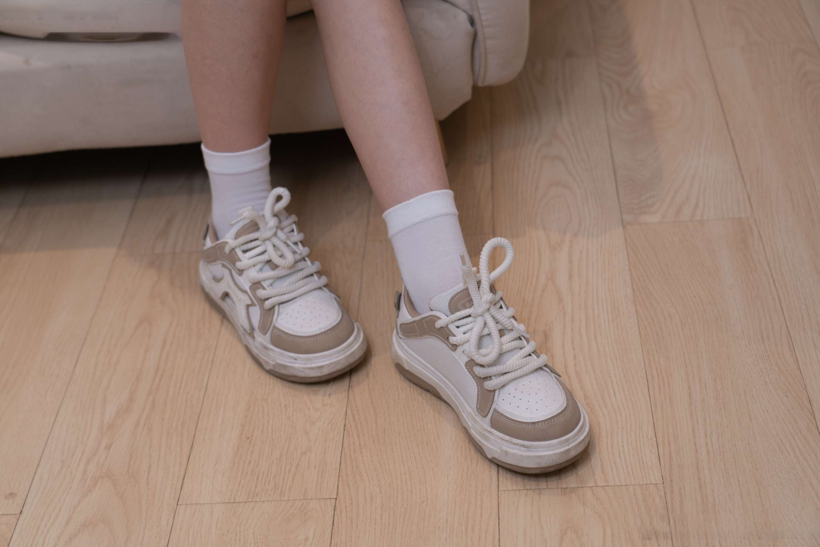 《璇璇-板鞋、白棉袜、裸足、泡脚剪指甲》作品图