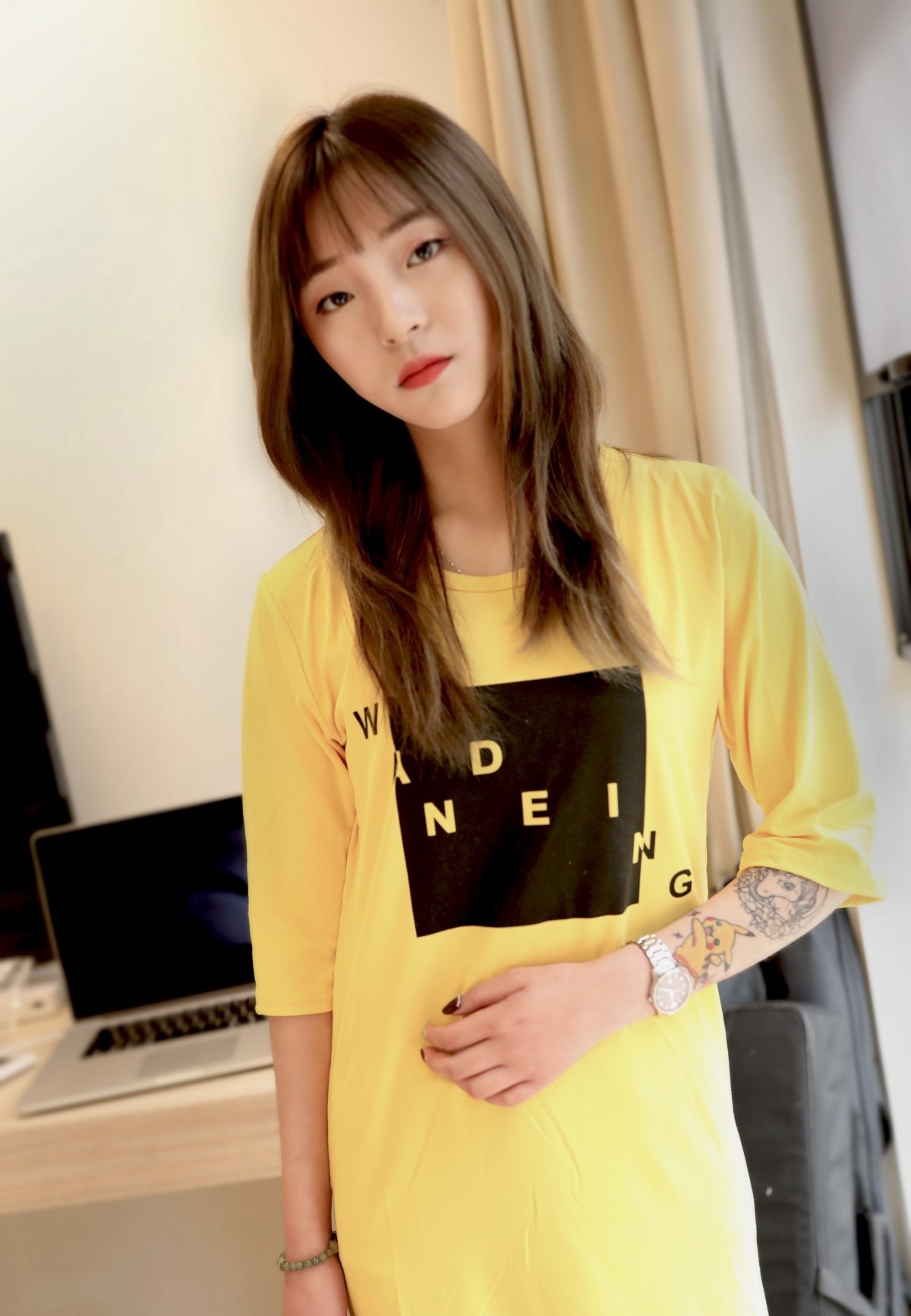 《纹身小姐姐板鞋丝袜脚丫》作品图