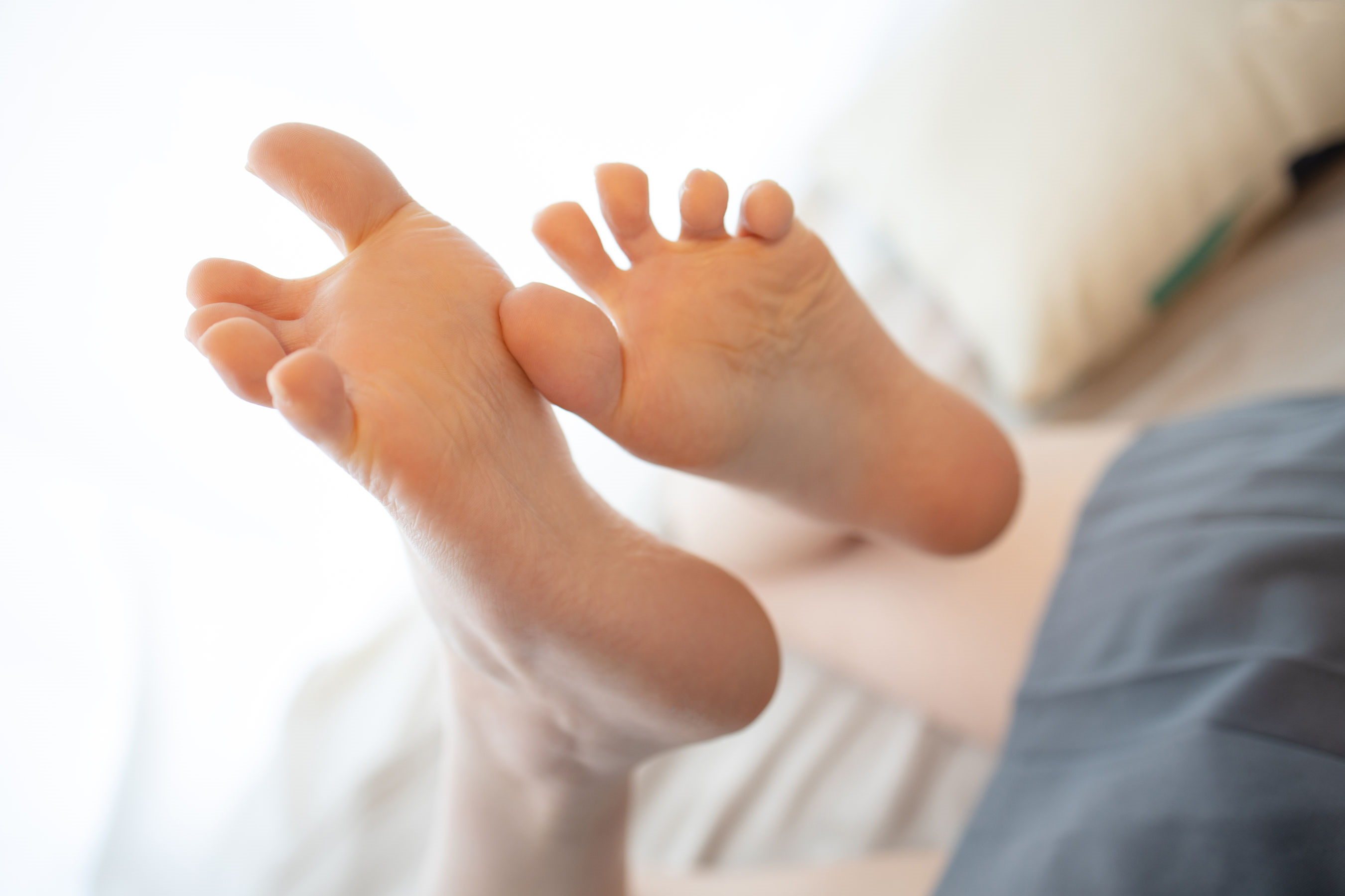 《学妹嫩足の裸足脚丫》作品图