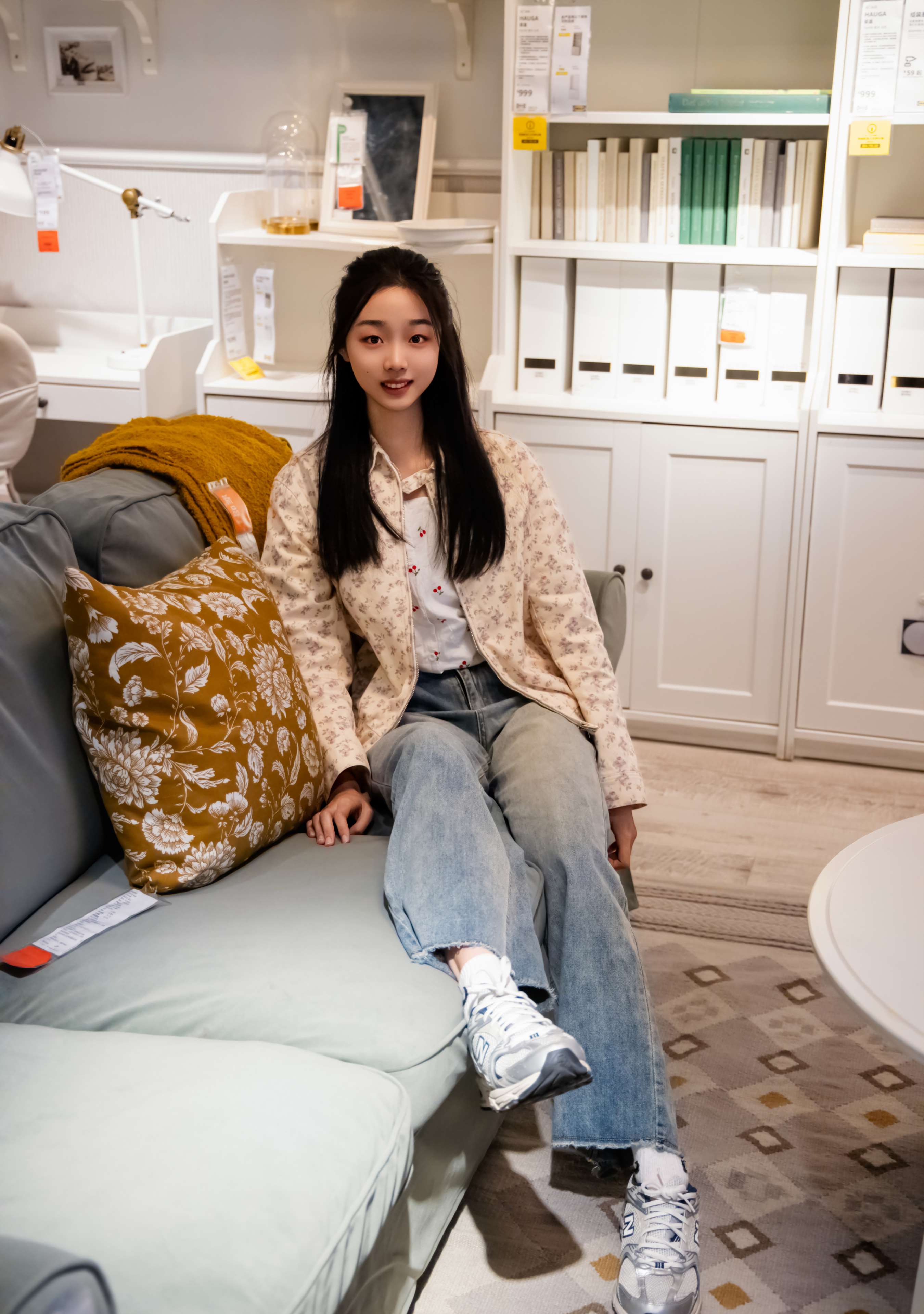 《奶芙 碎花衬衫の白色棉袜、裸足》作品图