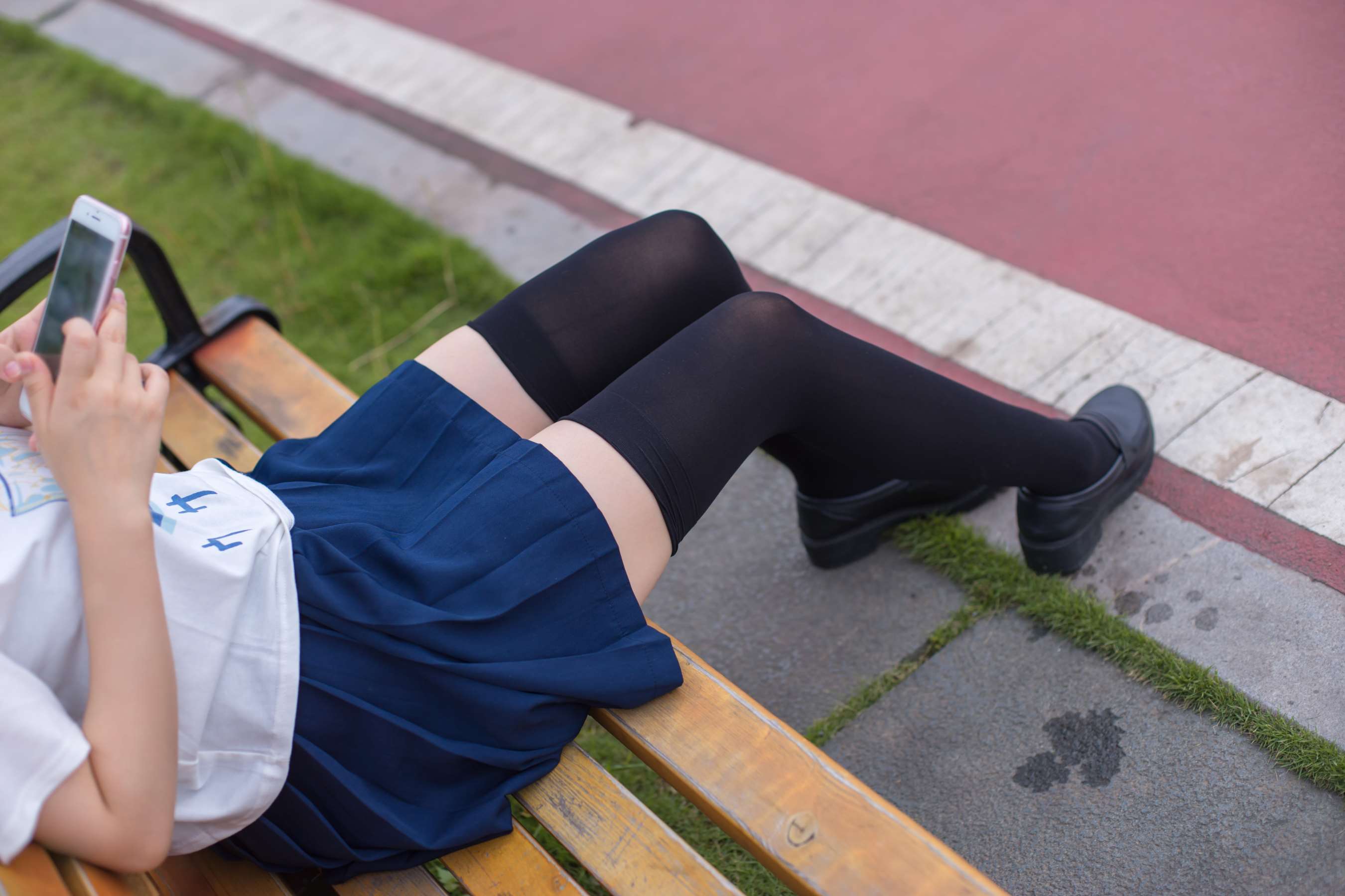 《小姐姐百褶裙の长黑丝》作品图